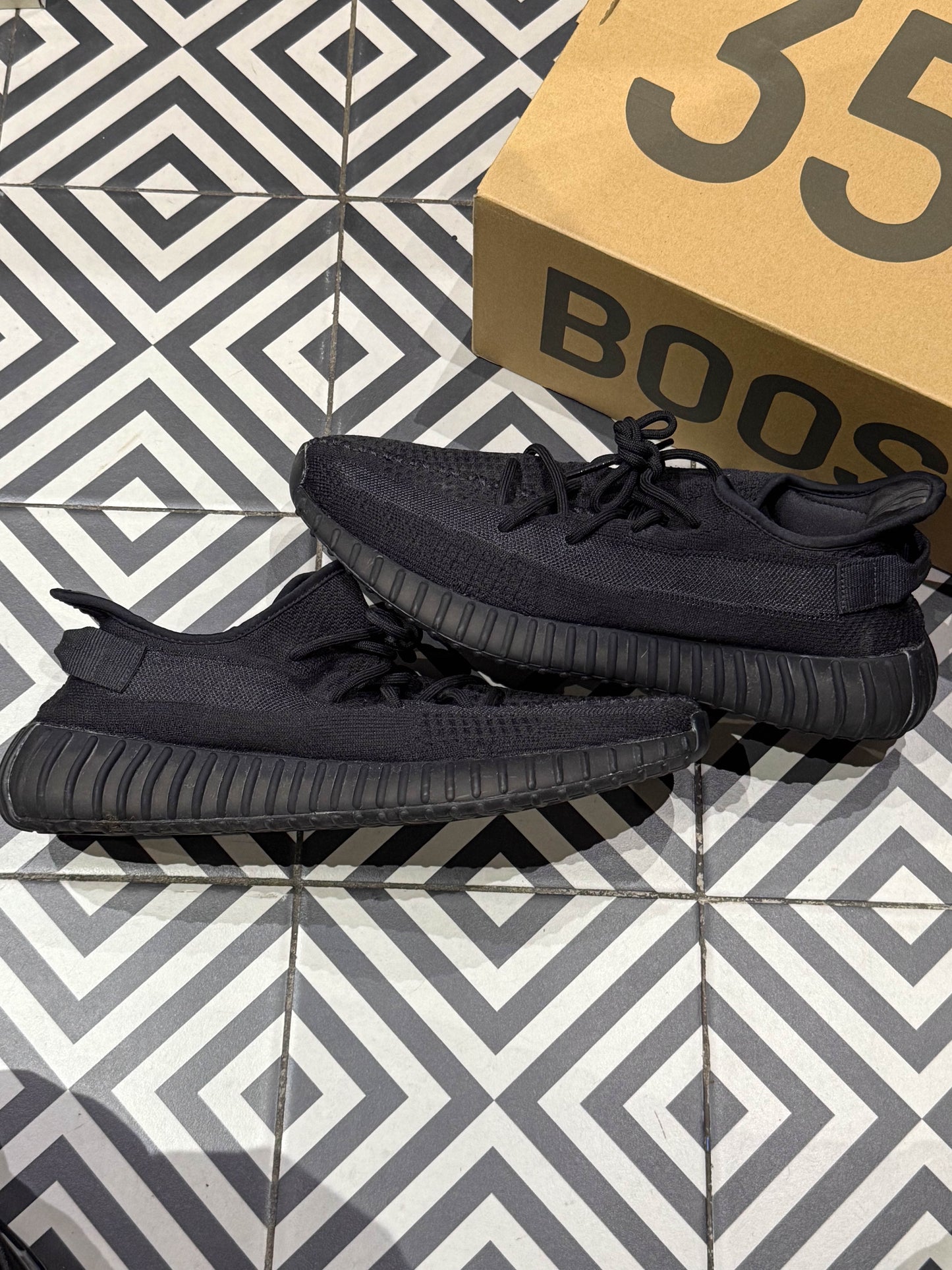 Yeezy 350 V2 Onyx (Taille 48)