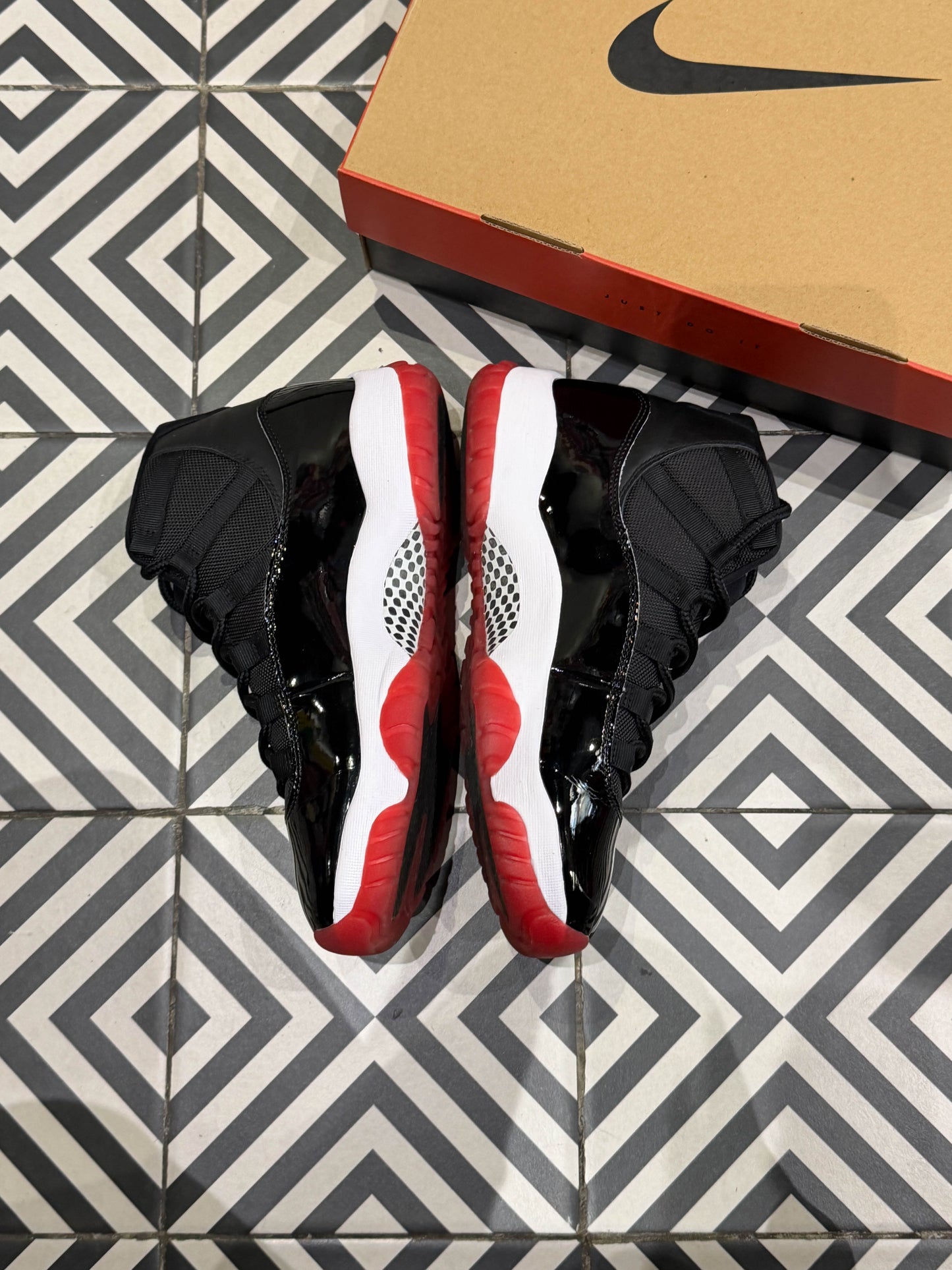 Jordan 11 Bred 2019 (Taille 42,5)