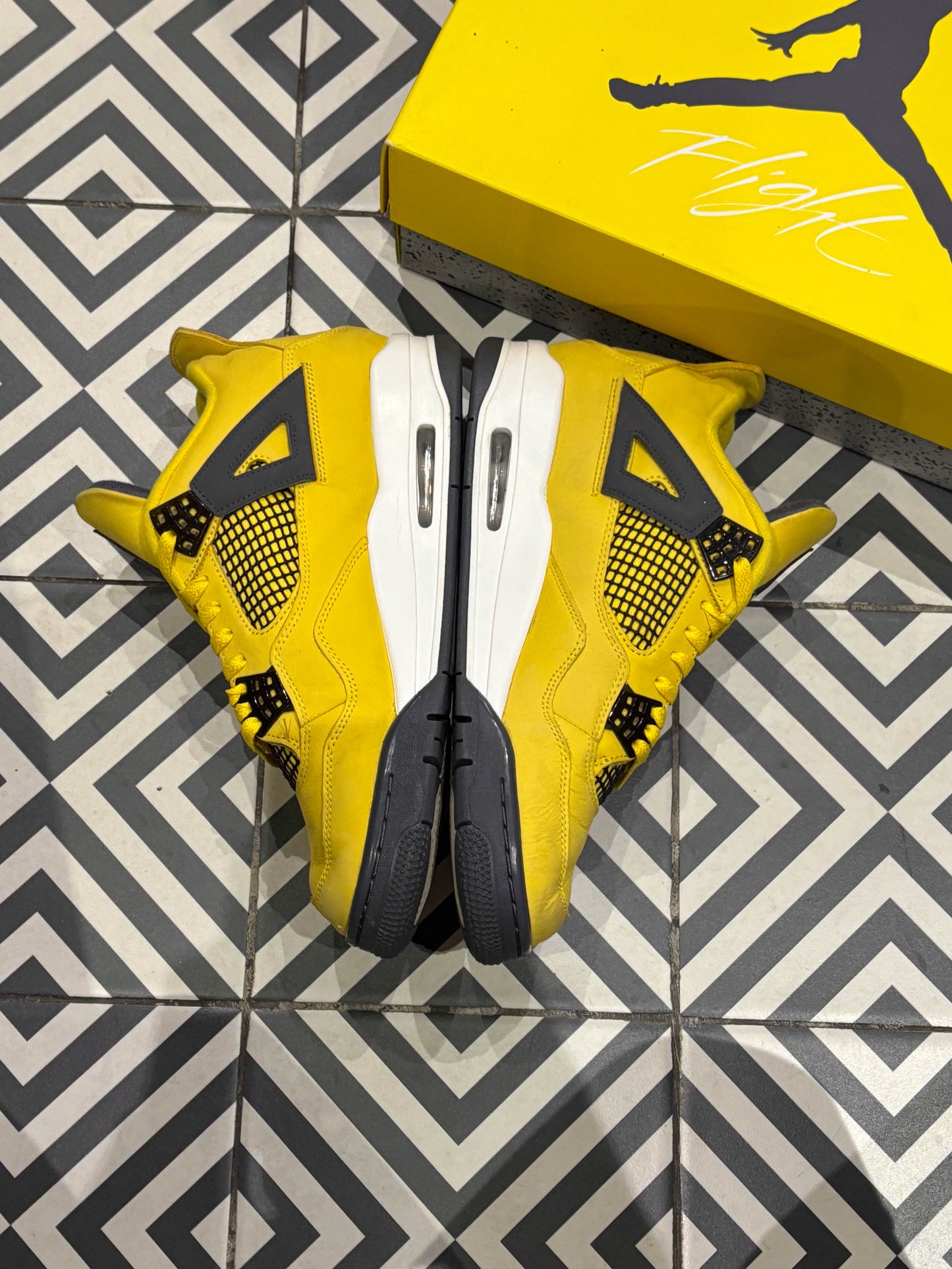 Jordan 4 Lightning (Taille 44)