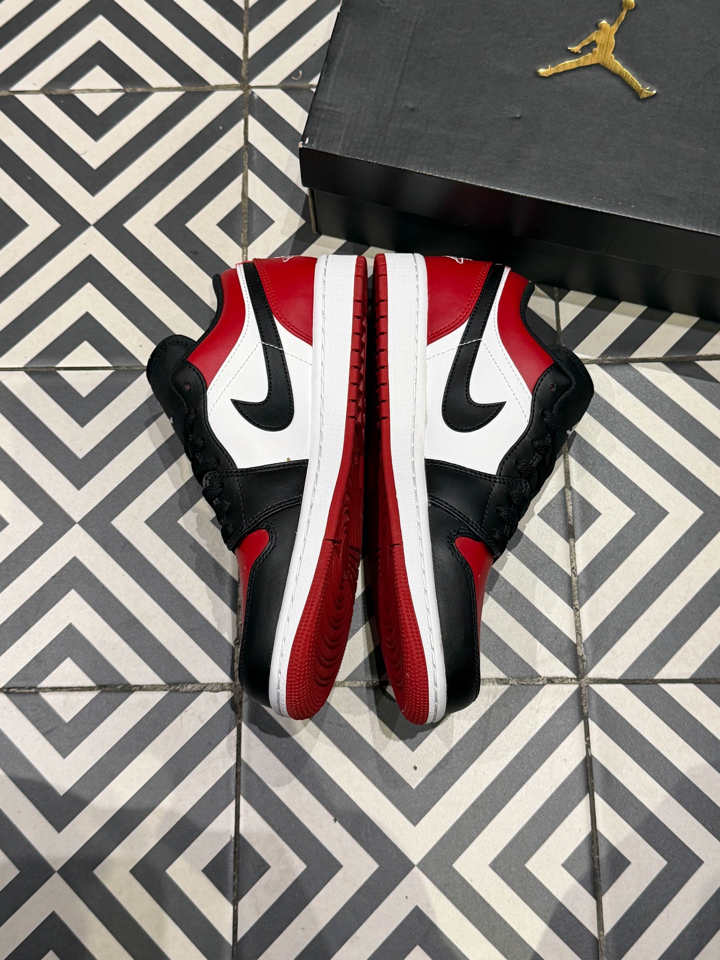 Jordan 1 Low Black Toe (Taille 41)