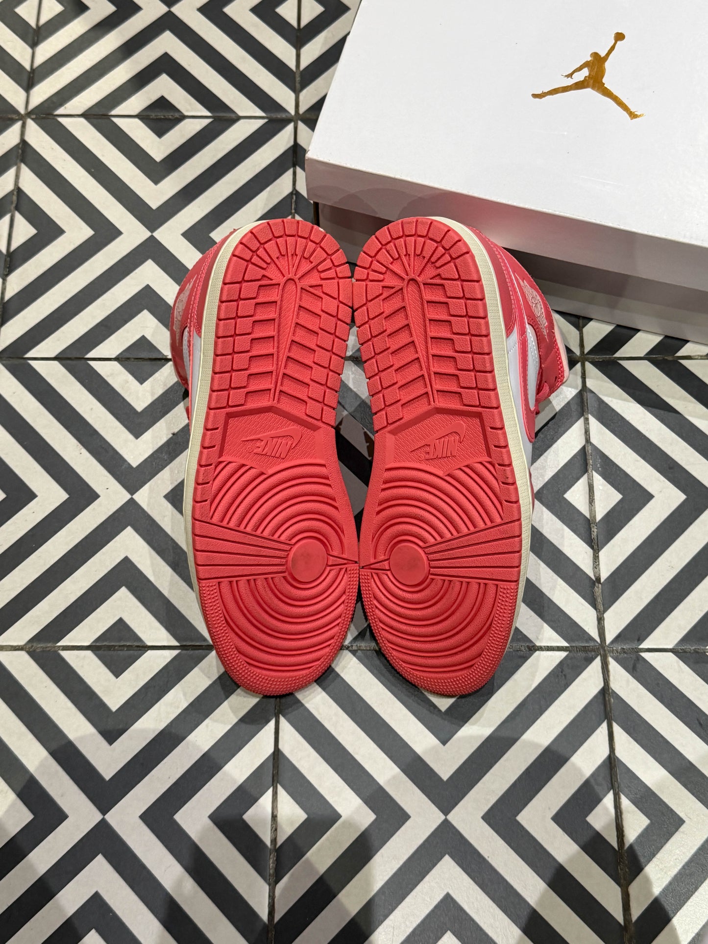 Jordan 1 Mid Coral (Taille 41)