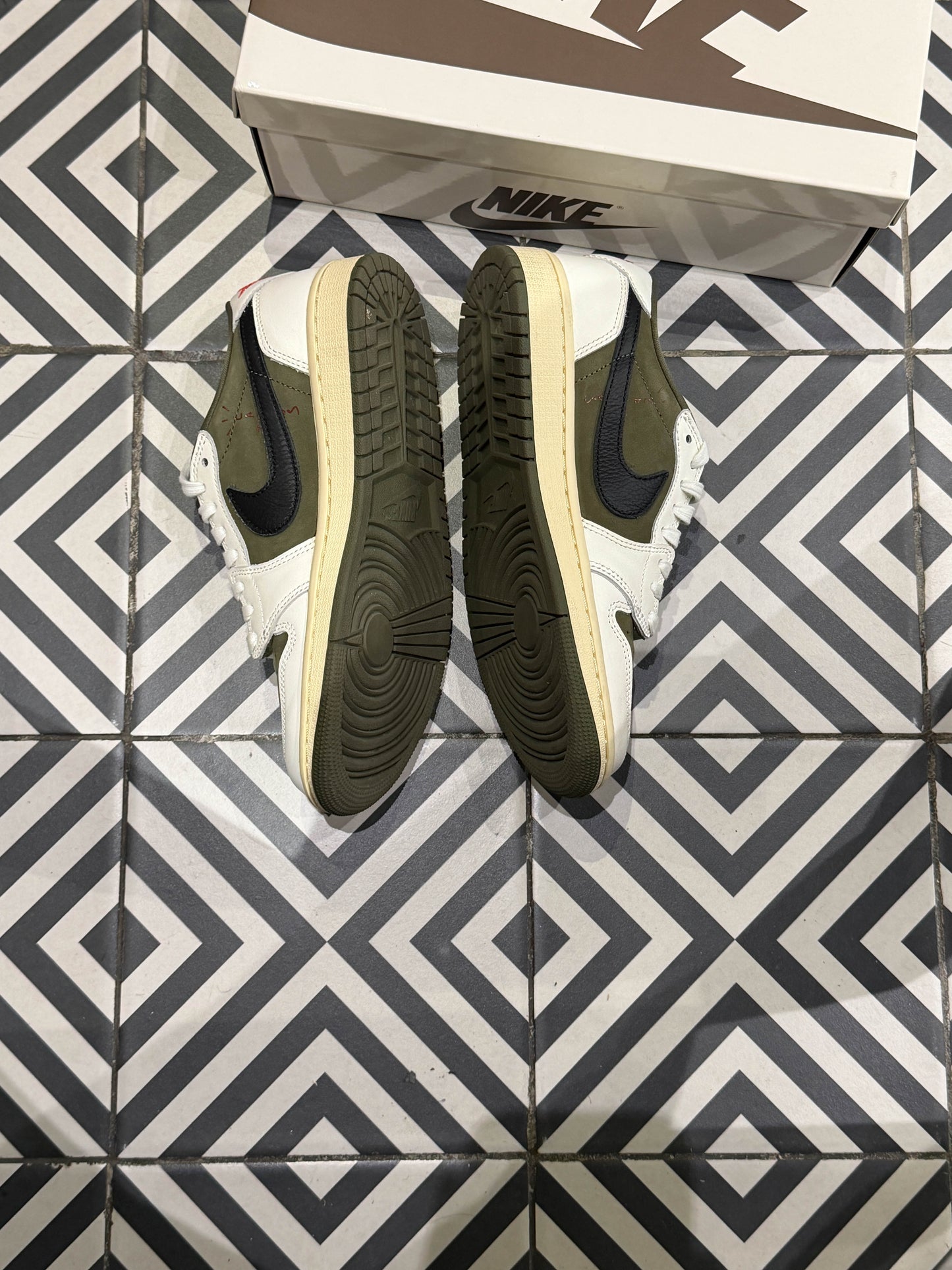 Jordan 1 Low Travis Scott Medium Olive (Taille 39)