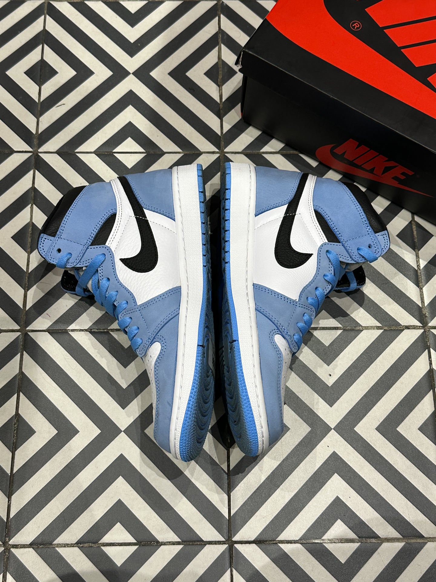 Jordan 1 High University Blue (Taille 43)