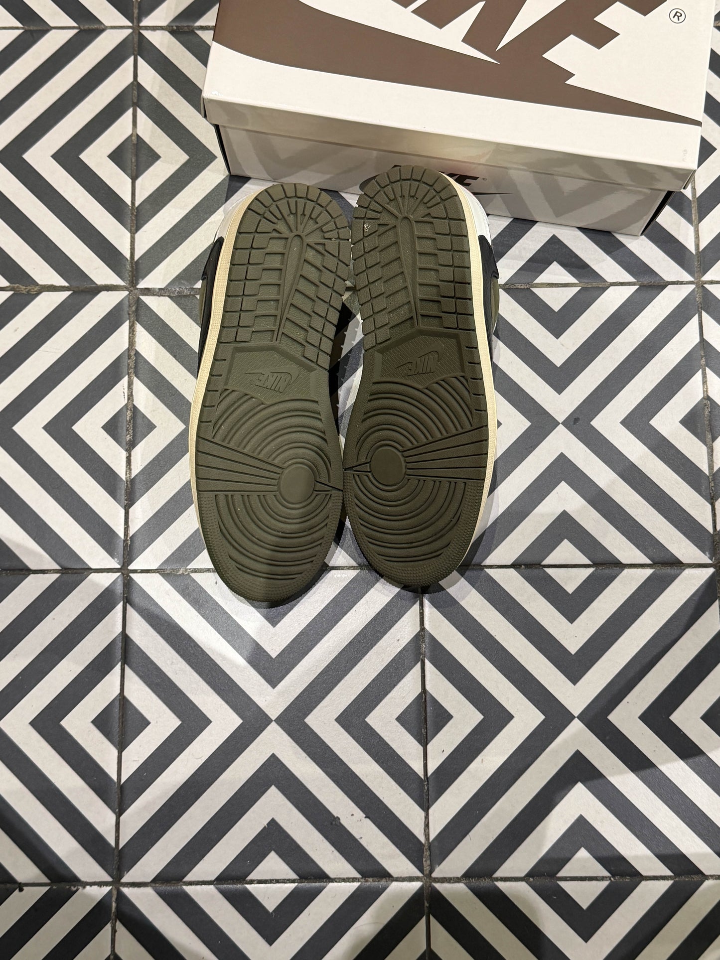 Jordan 1 Low Travis Scott Medium Olive (Taille 39)