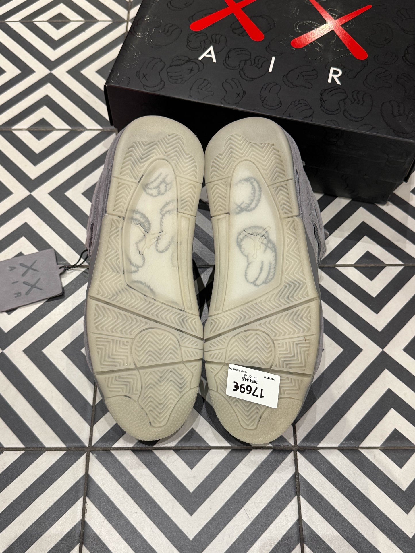 Jordan 4 KAWS Grey (Taille 44,5)