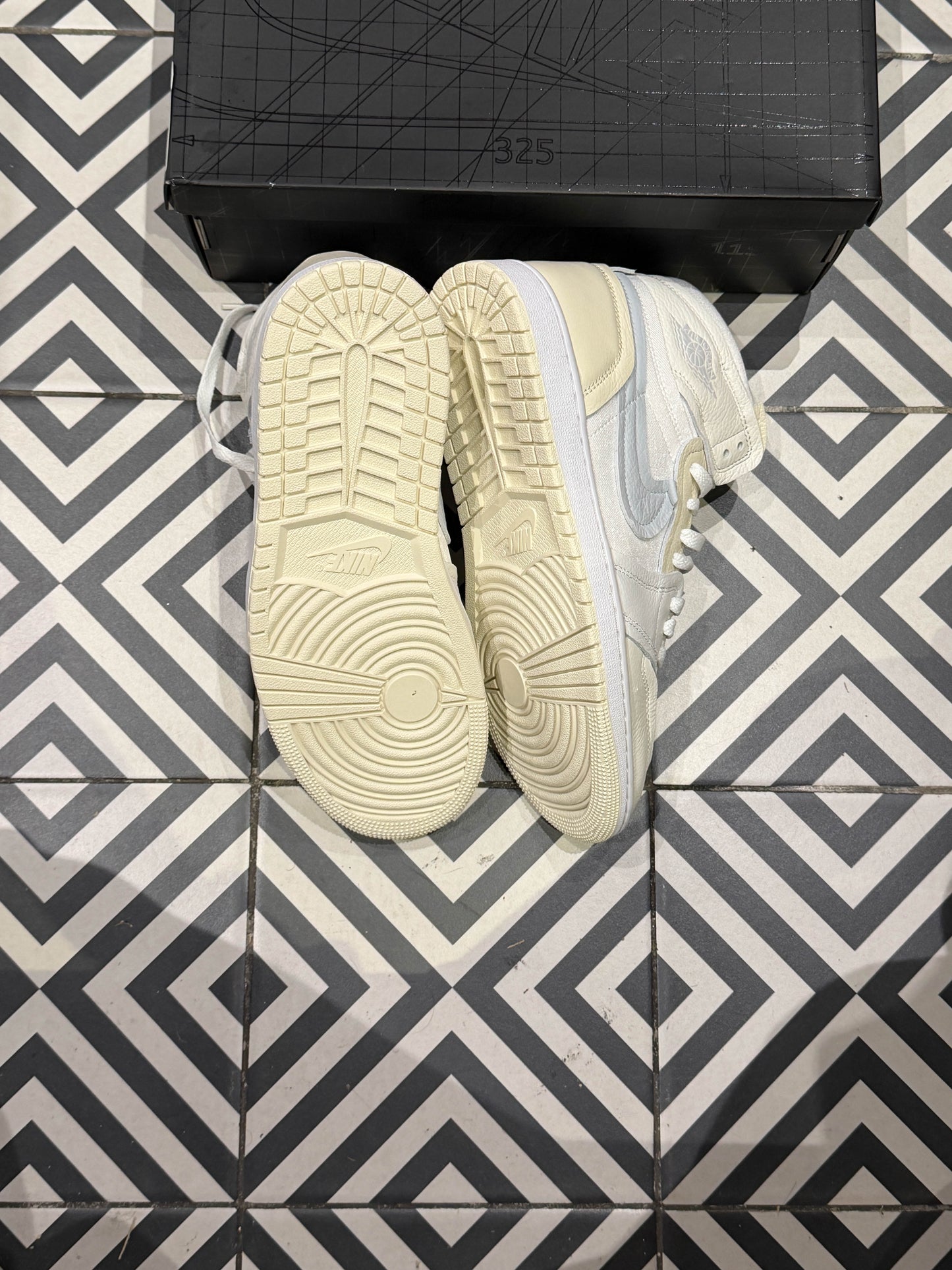 Jordan 1 High Coconut (Taille 41)