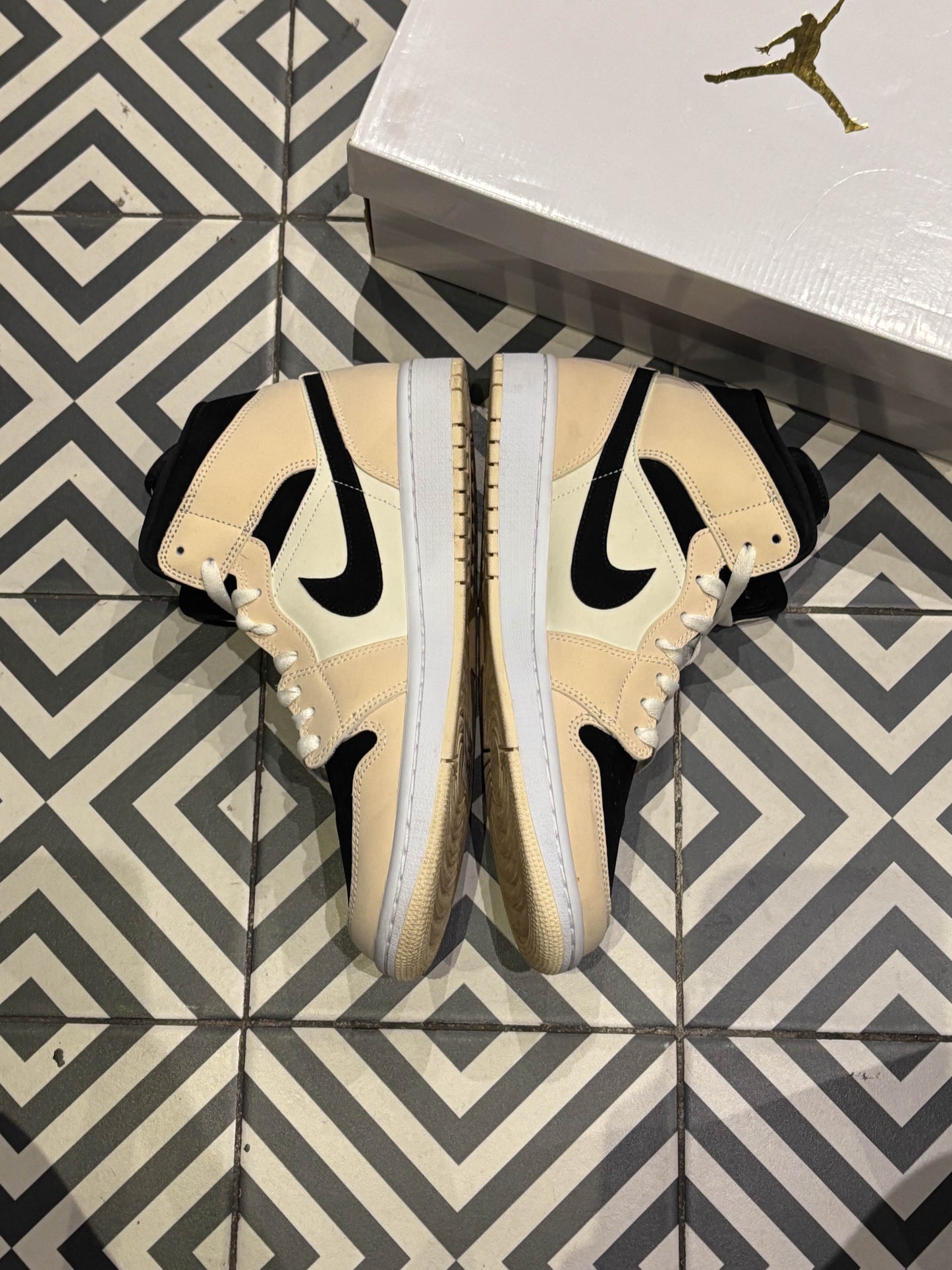 Jordan 1 Mid Barely Orange (Taille 43)