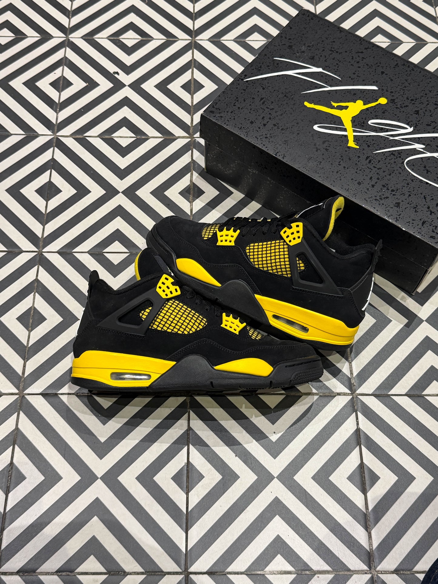 Jordan 4 Thunder (Taille 42,5)