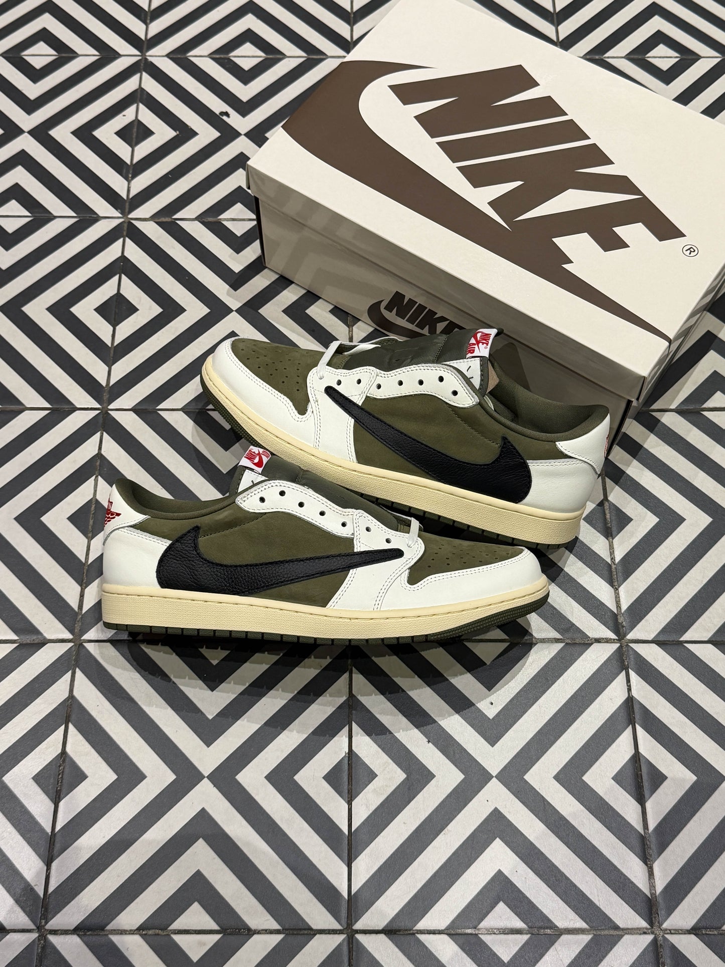 Jordan 1 Low Travis Scott Medium Olive (Taille 44)