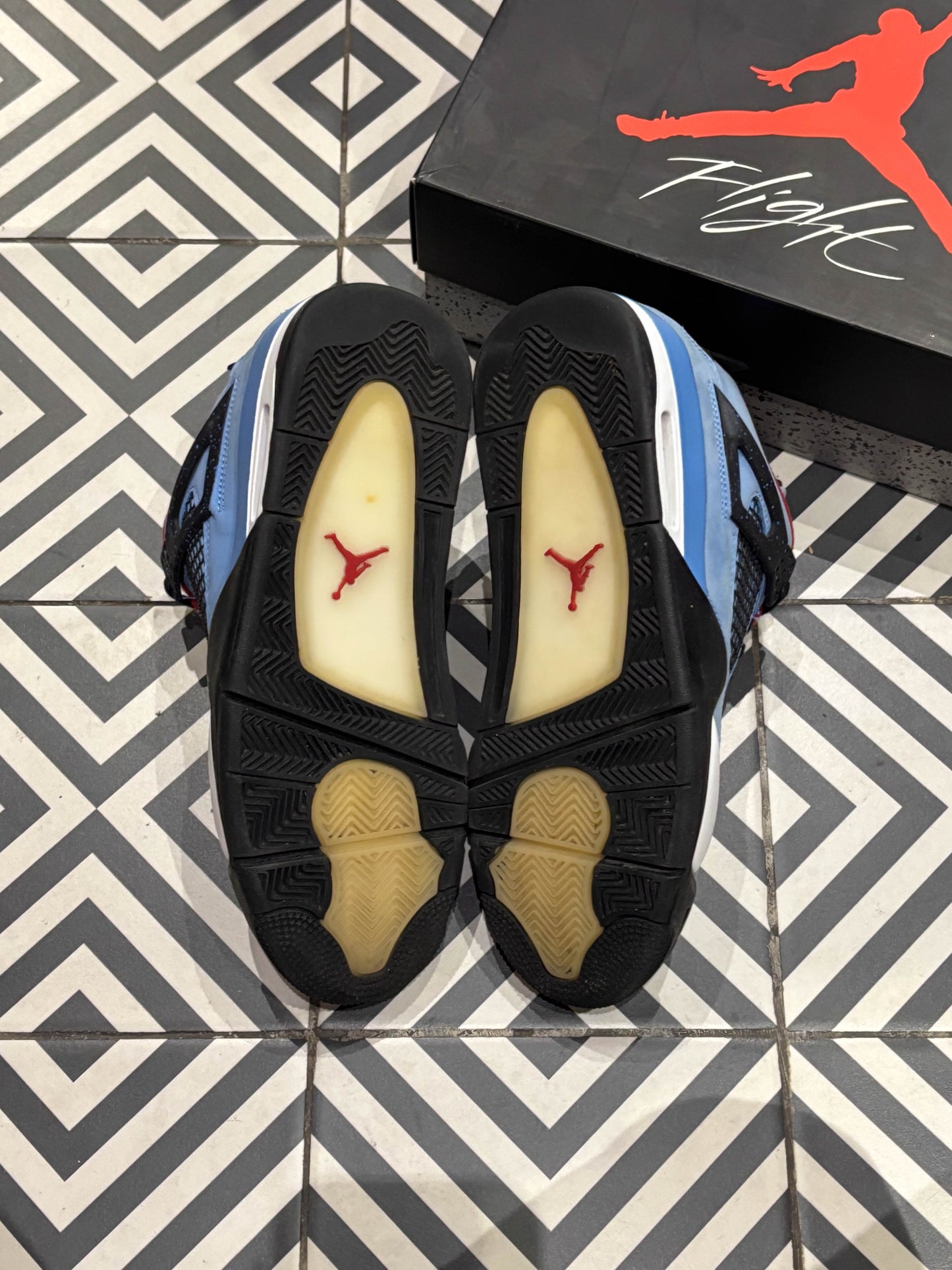 Jordan 4 Travis Scott (Taille 43)