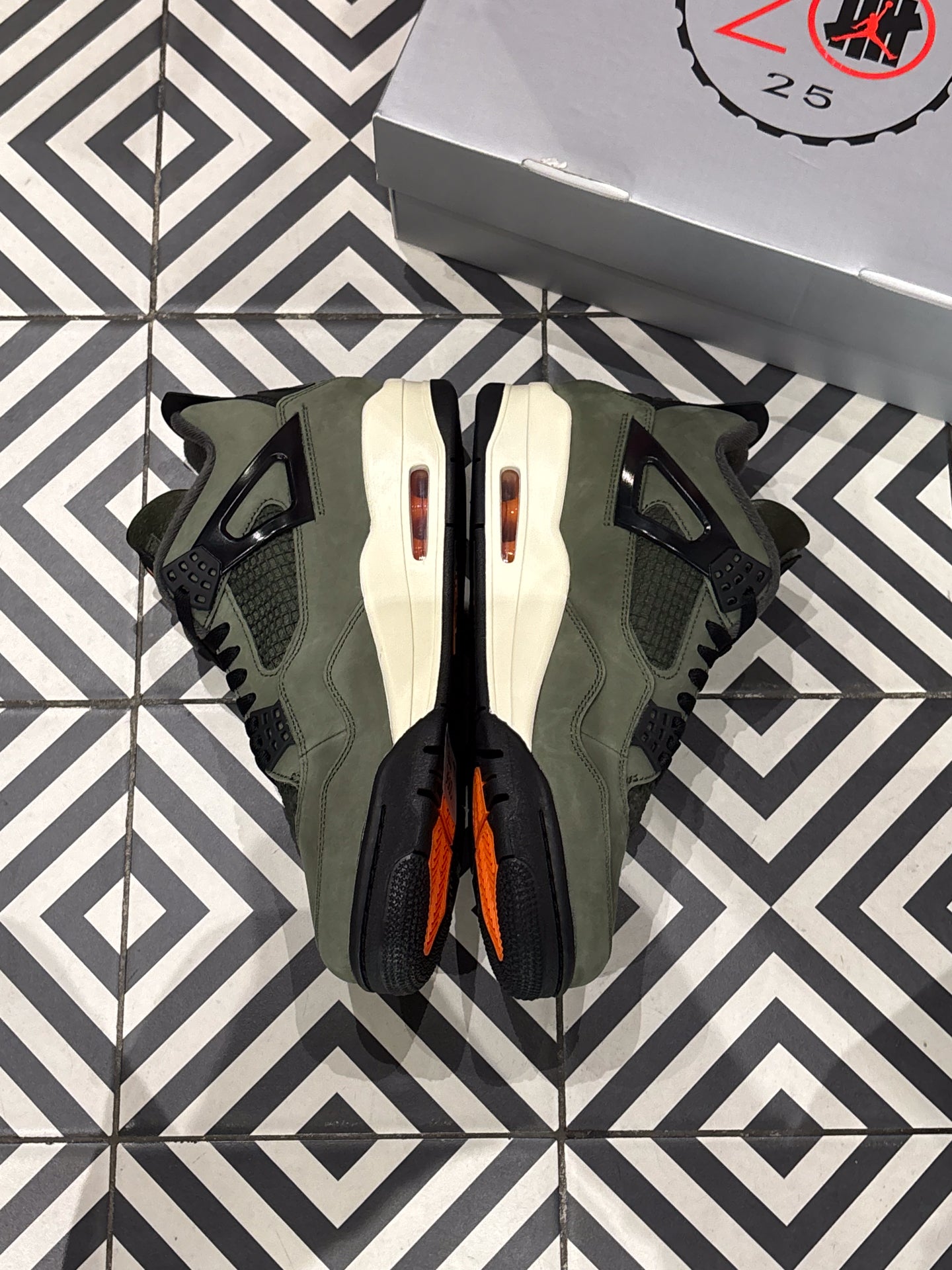 Jordan 4 Undefeated (42,5)