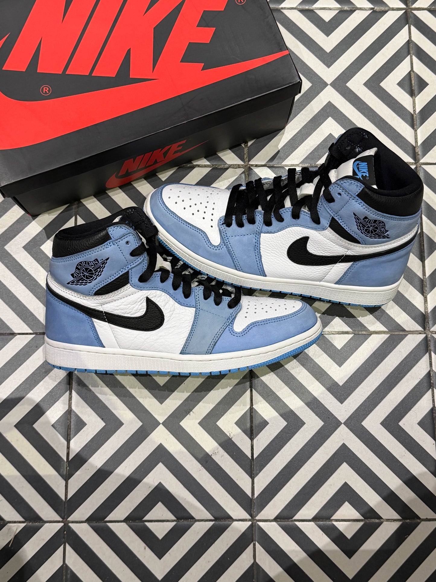 Jordan 1 High University Blue (Taille 43)