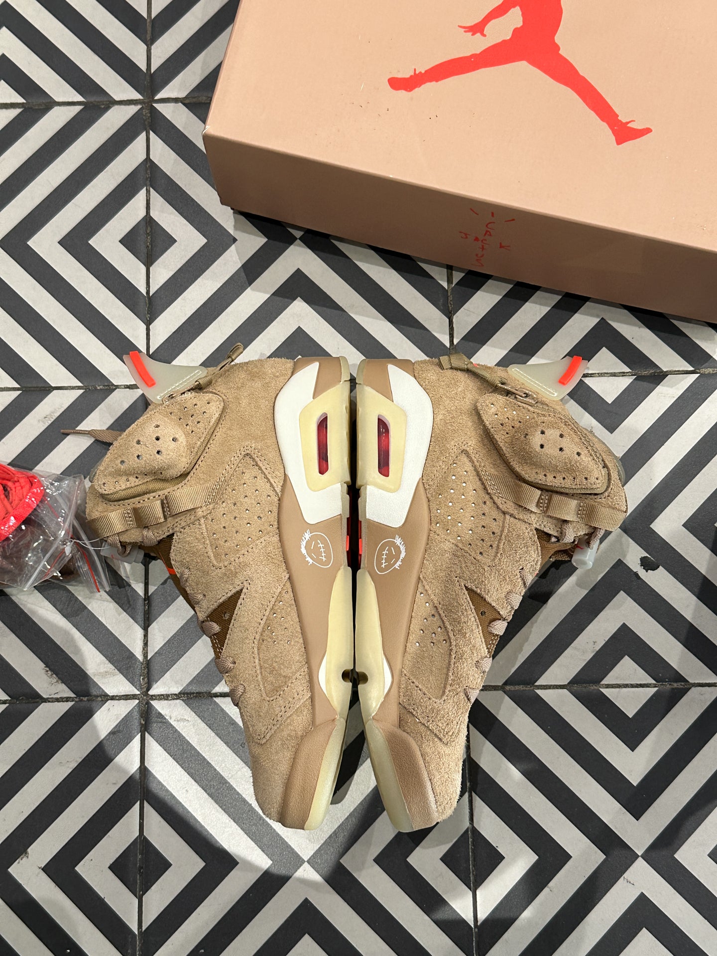 Jordan 6 Travis Scott British Kaki (40,5)