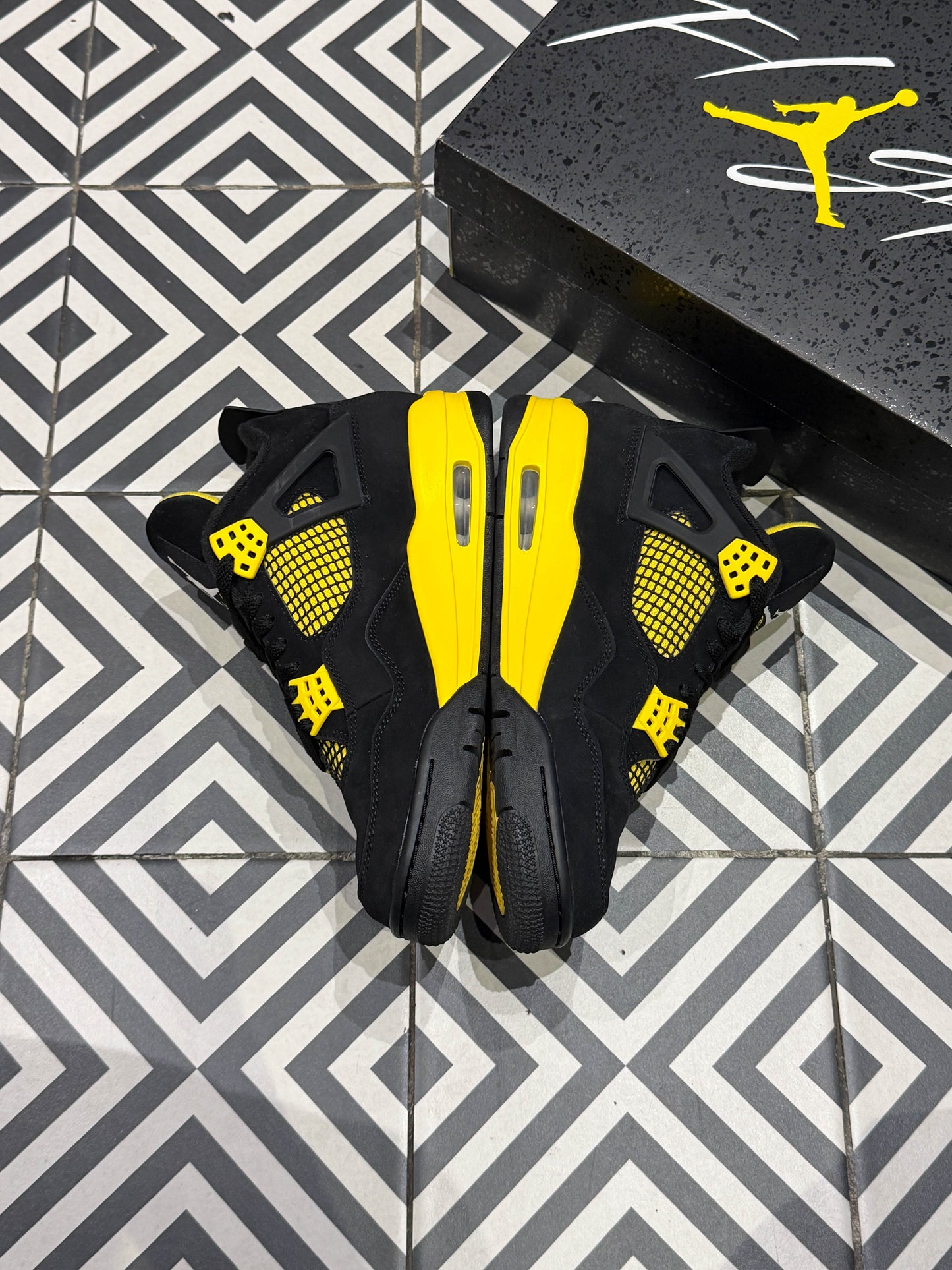Jordan 4 Thunder (Taille 42,5)