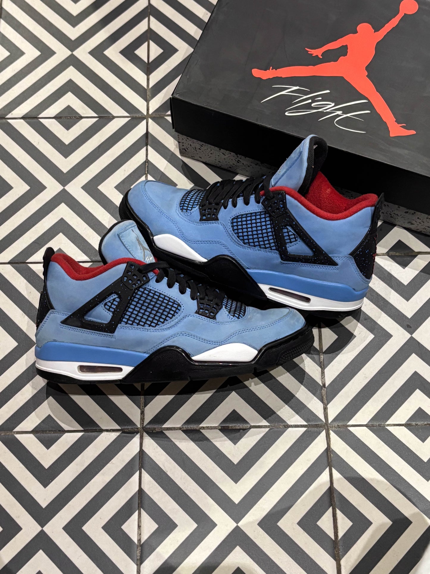 Jordan 4 Travis Scott (Taille 43)