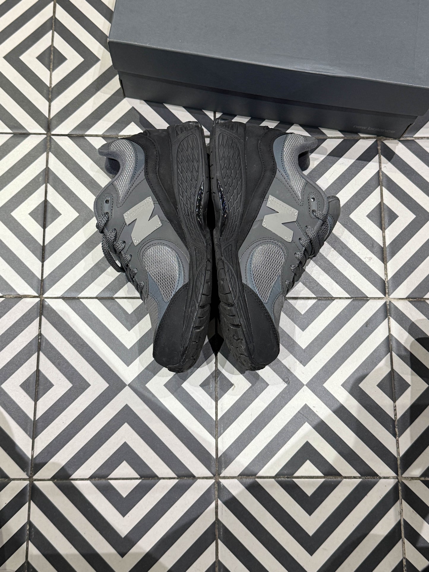 New Balance 2002R The Basement Friends And Family (Taille 41,5)