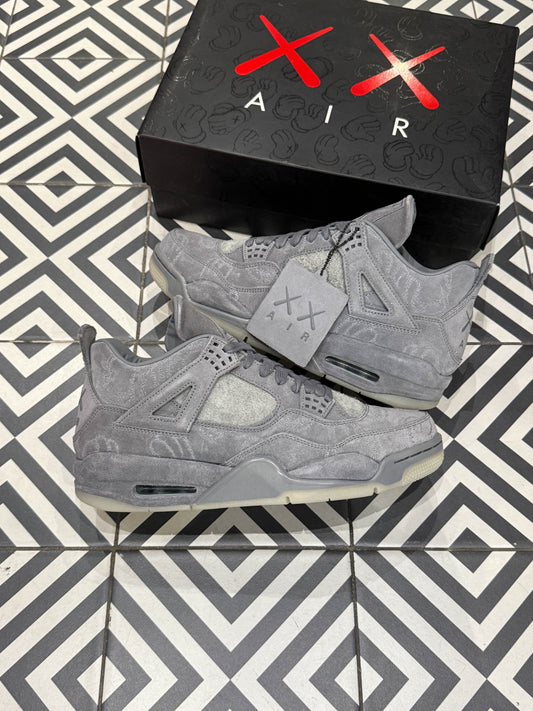 Jordan 4 KAWS Grey (Taille 44,5)