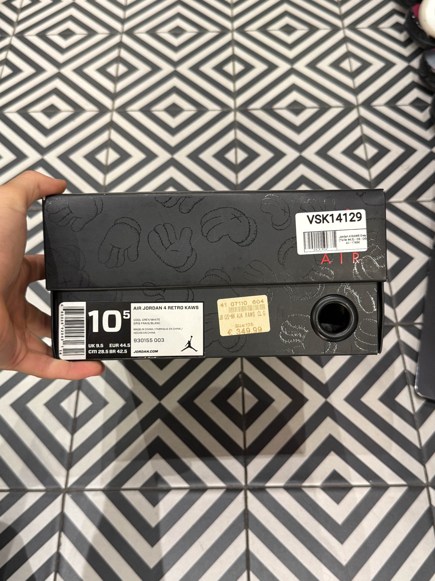 Jordan 4 KAWS Grey (Taille 44,5)