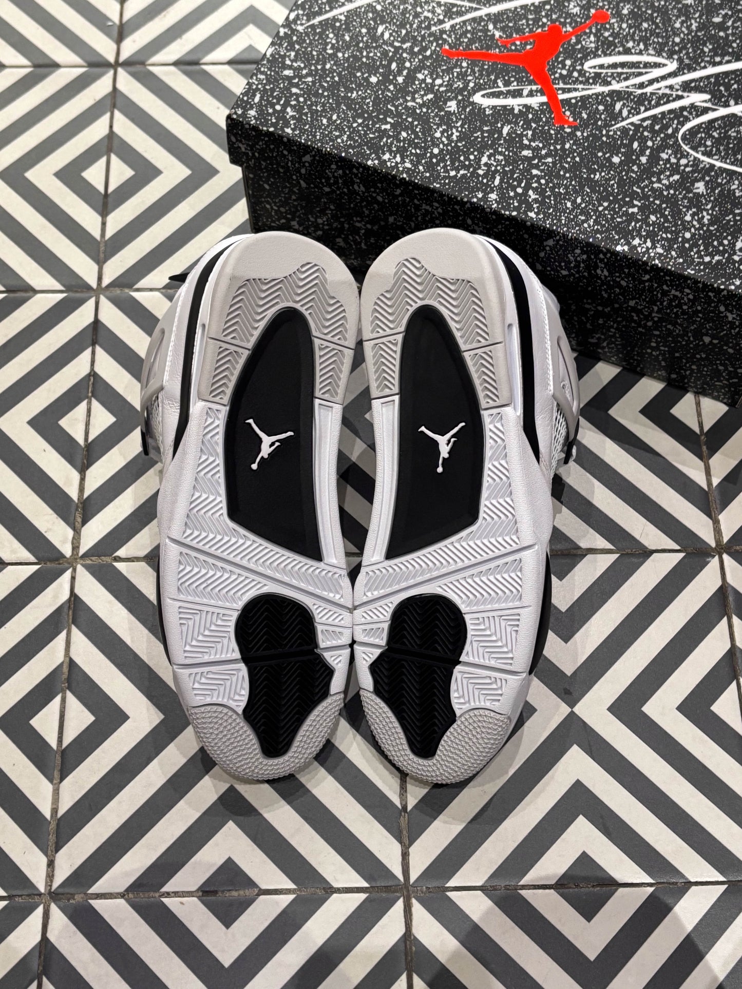 Jordan 4 Military Black (Taille 45)