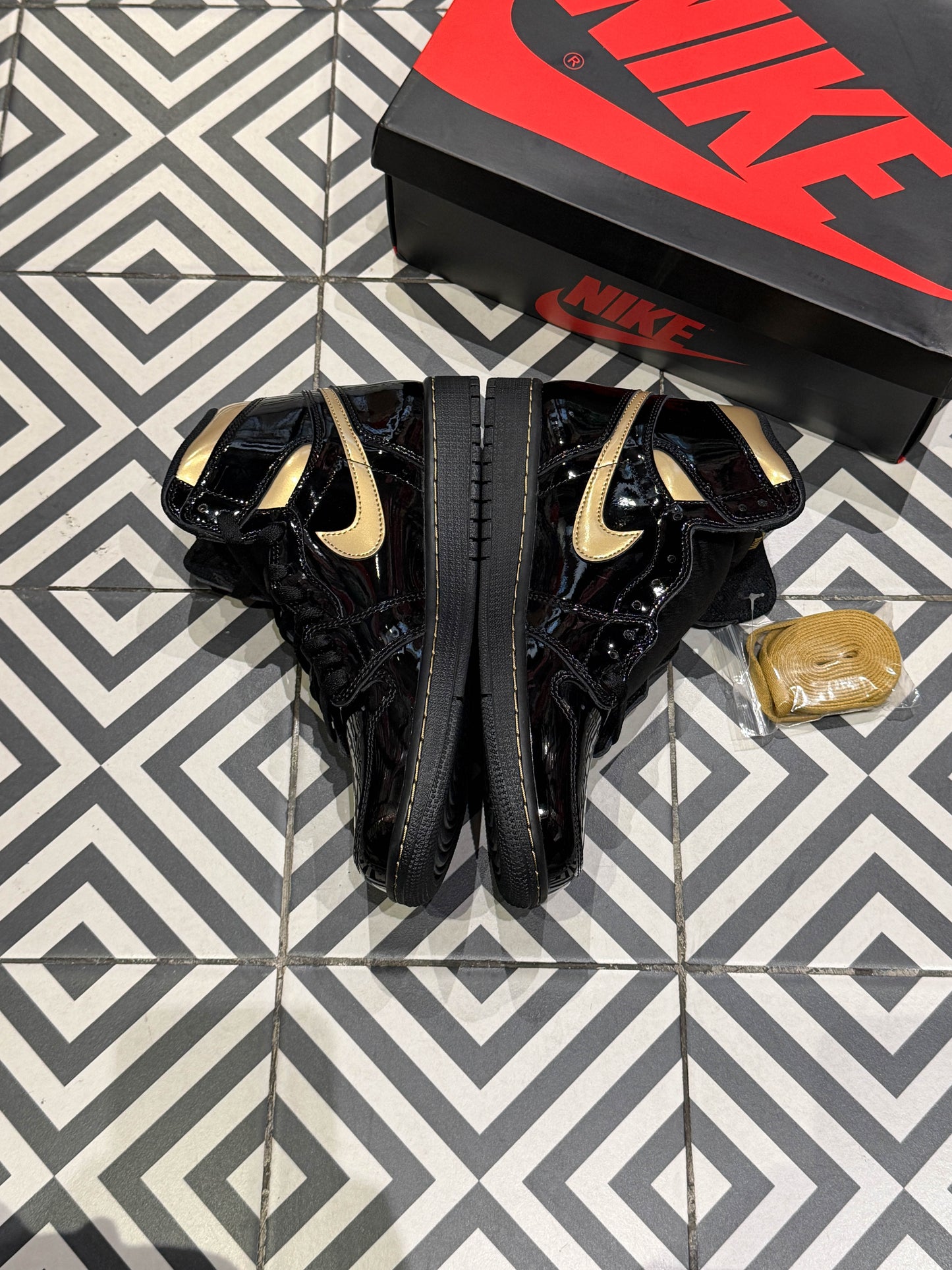 Jordan 1 High Metallic Gold (Taille 43)