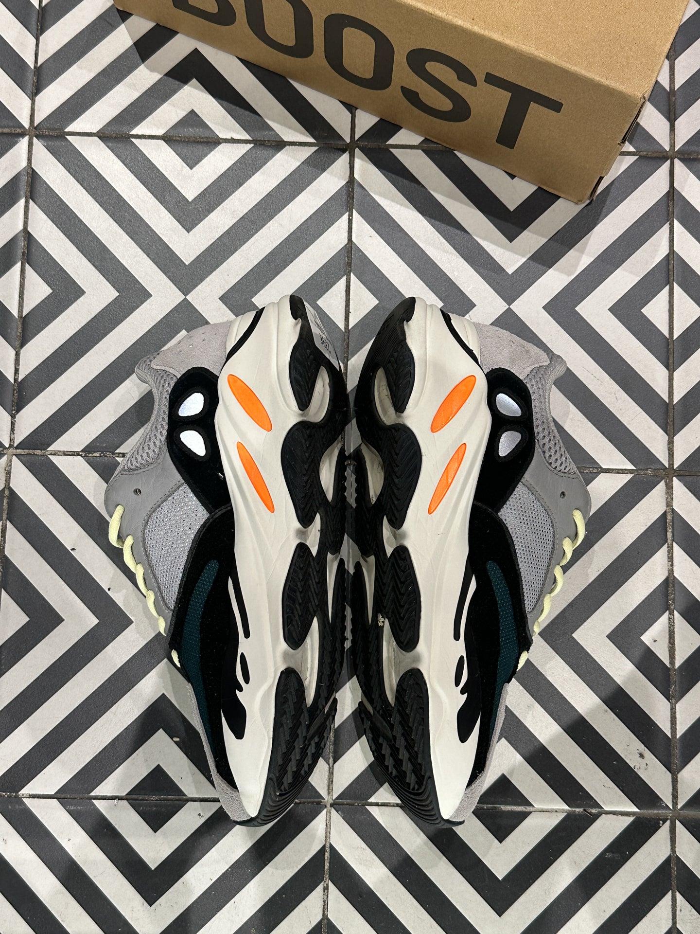 YEEZY 700 Wave Runner (41 1/3)