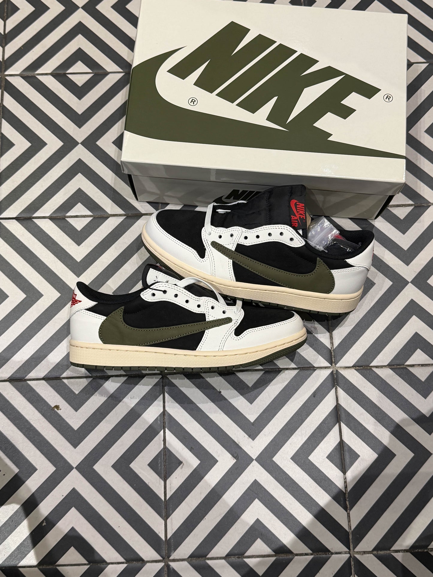 Jordan 1 Low Travis Scott Olive (Taille 38,5)