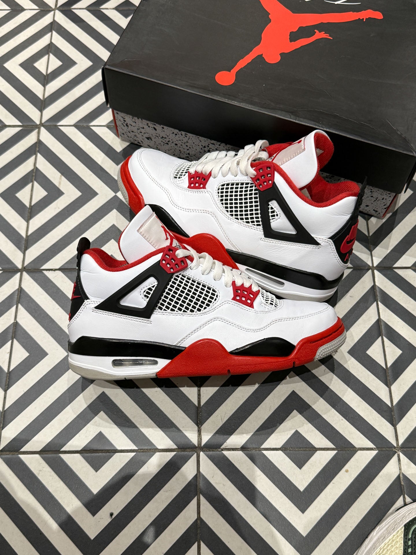 Jordan 4 Fire Red (Taille 40,5)