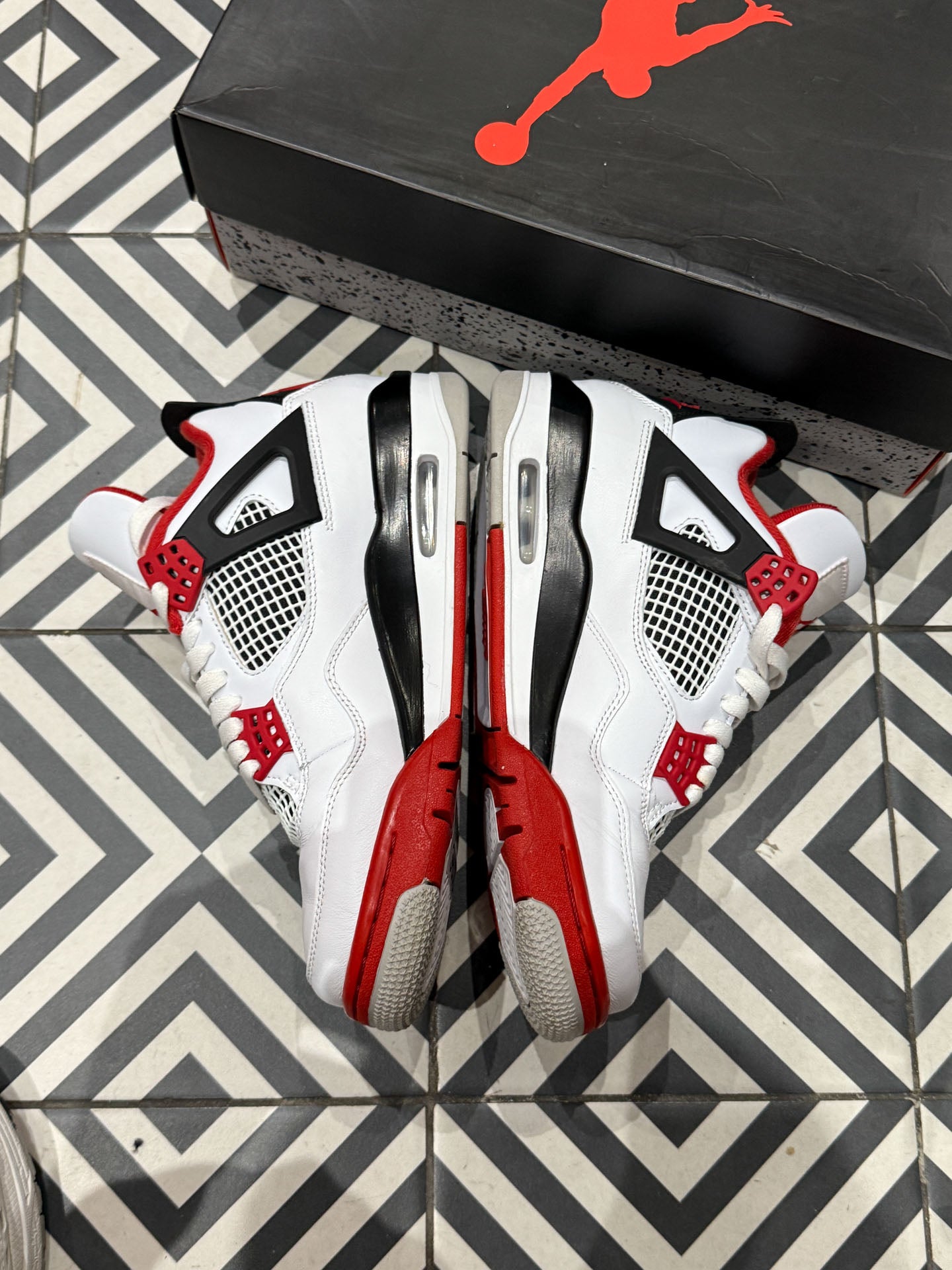 Jordan 4 Fire Red (Taille 40,5)