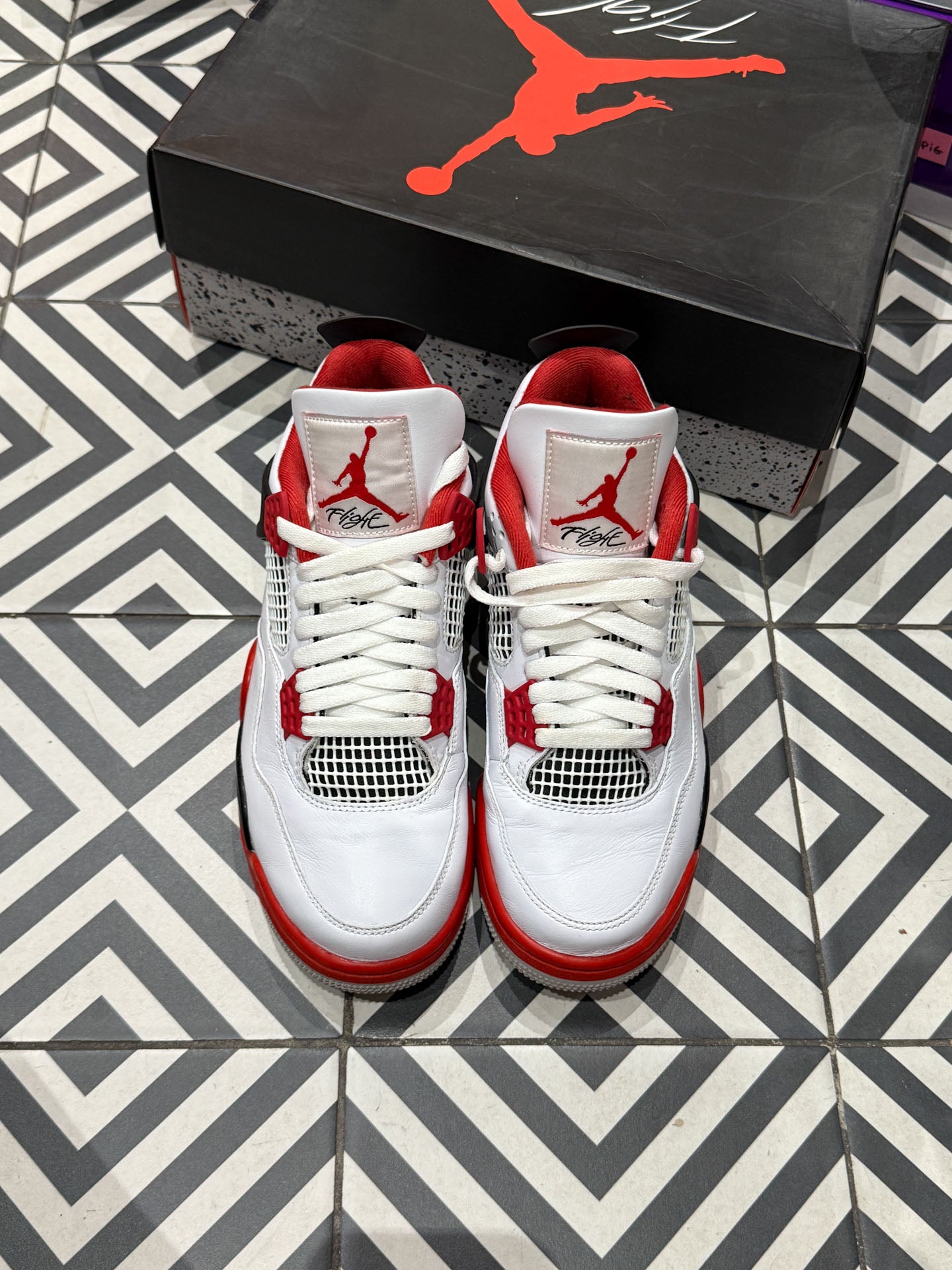 Jordan 4 Fire Red (Taille 40,5)