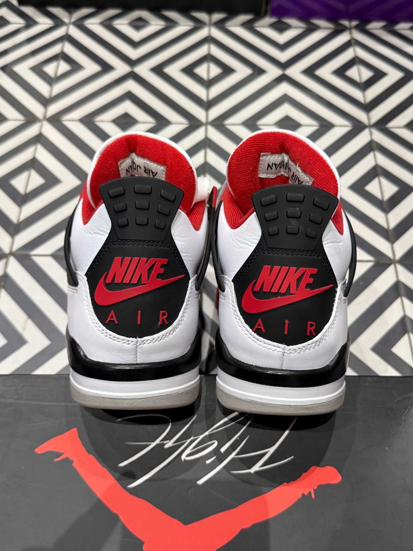 Jordan 4 Fire Red (Taille 40,5)