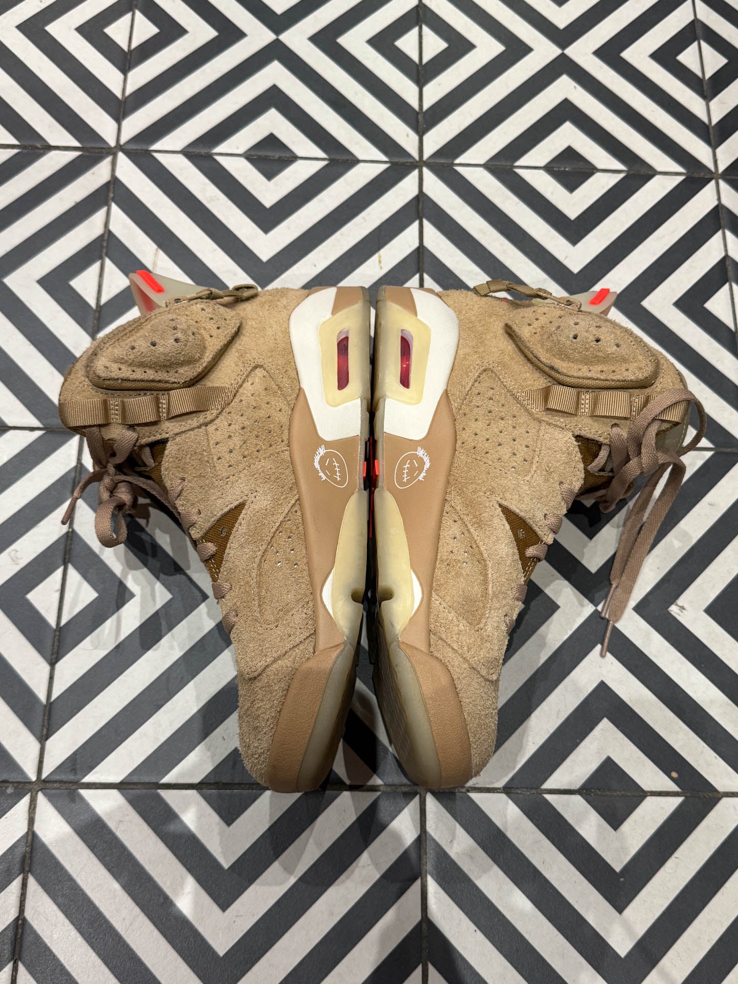 Jordan 6 Travis Scott British Kaki (Taille 40,5)