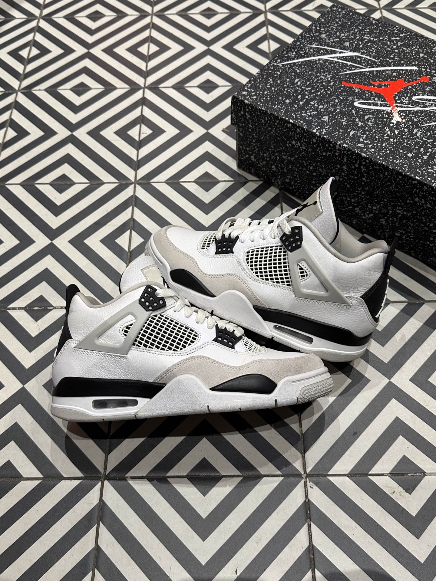 Jordan 4 Military Black (Taille 40,5)