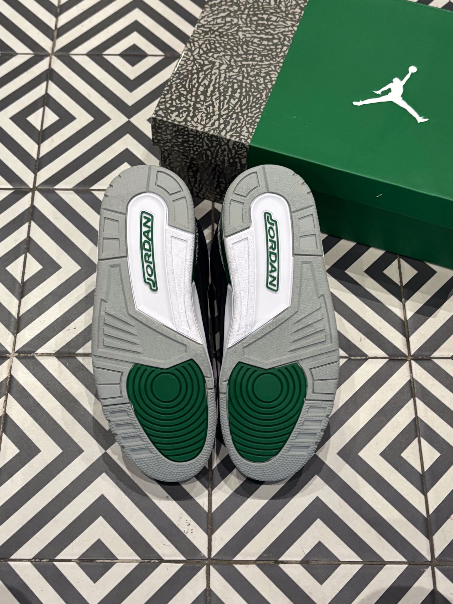 Jordan 3 Pine Green (Taille 42)