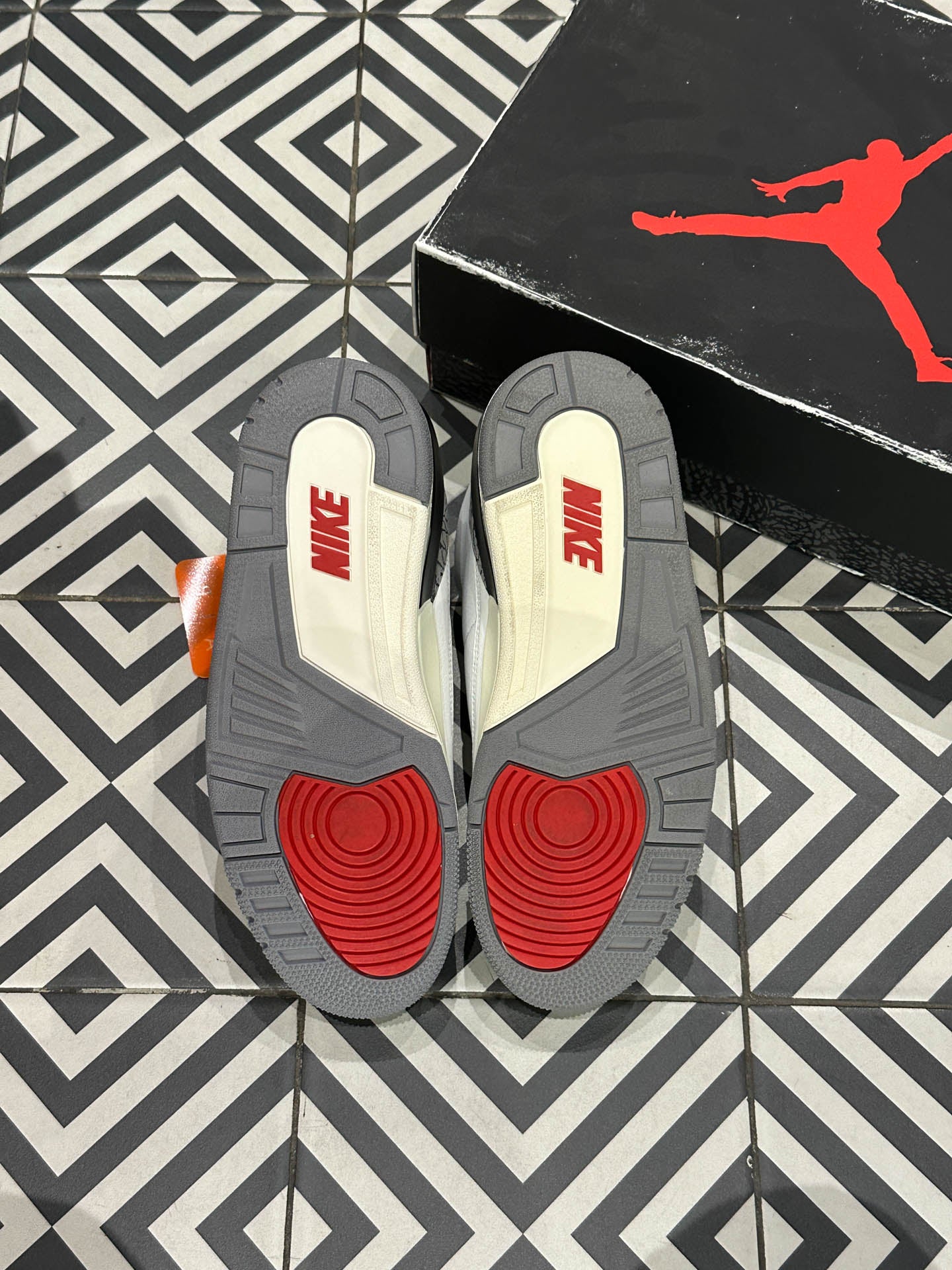 Jordan 3 White Cement Reimagined (Taille 42)