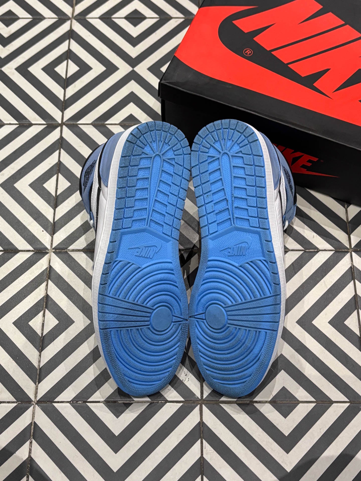 Jordan 1 High University Blue (Taille 47,5)