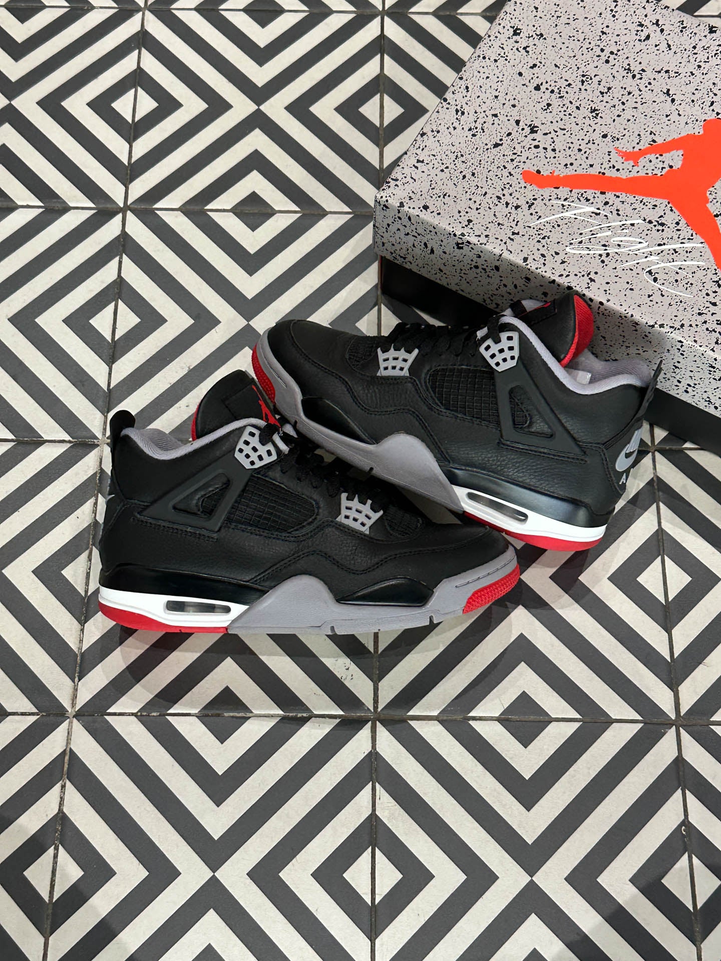 Jordan 4 bred Reimagined (Taille 40,5)