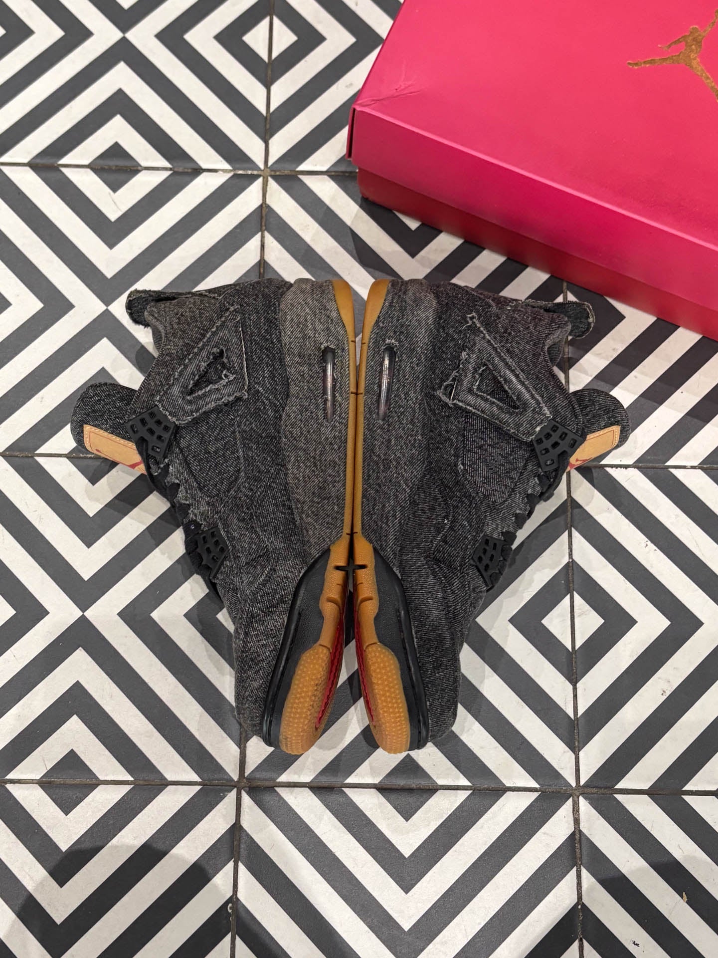 Jordan 4 Levis Black (Taille 42,5)