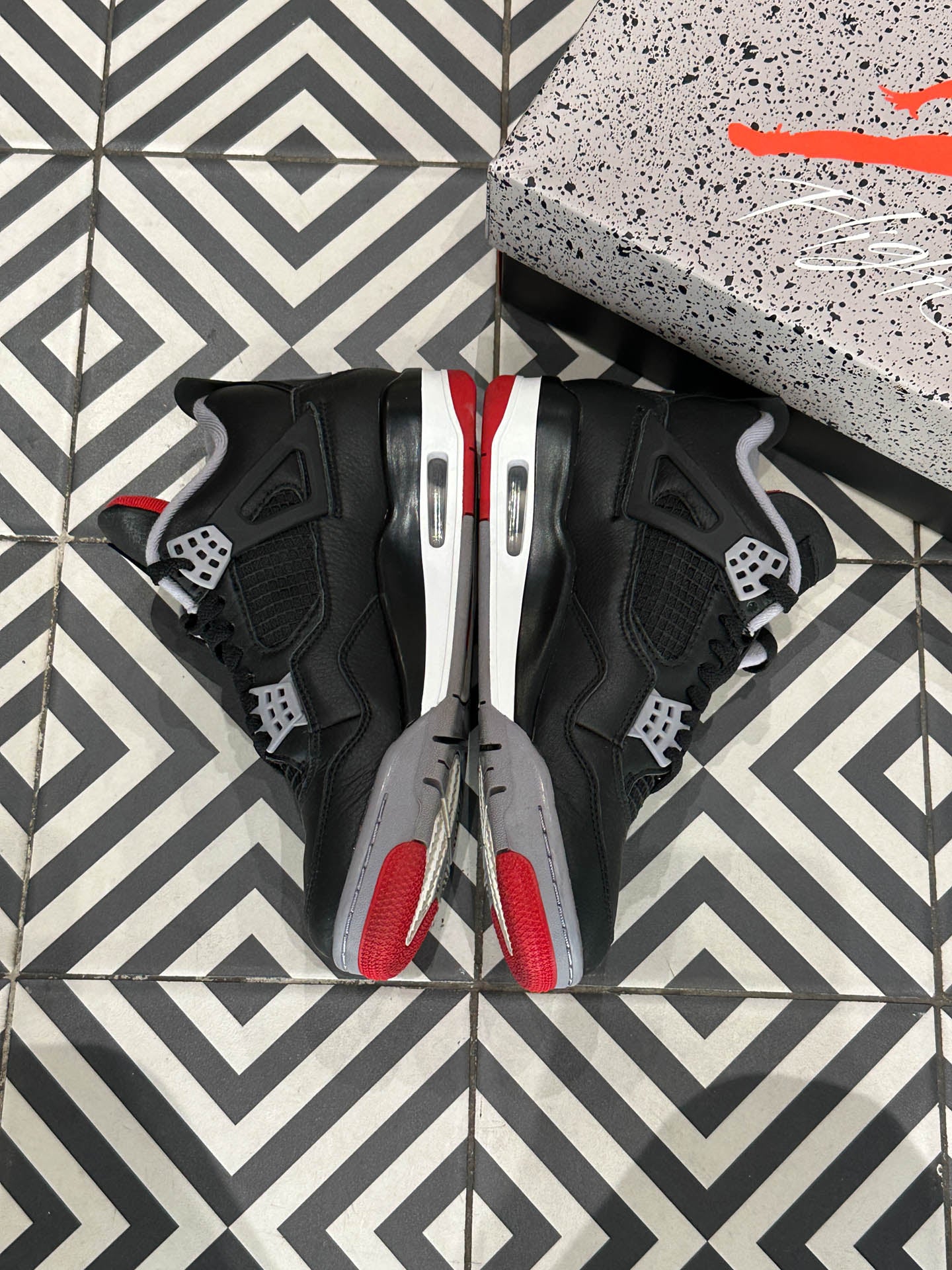 Jordan 4 bred Reimagined (Taille 40,5)