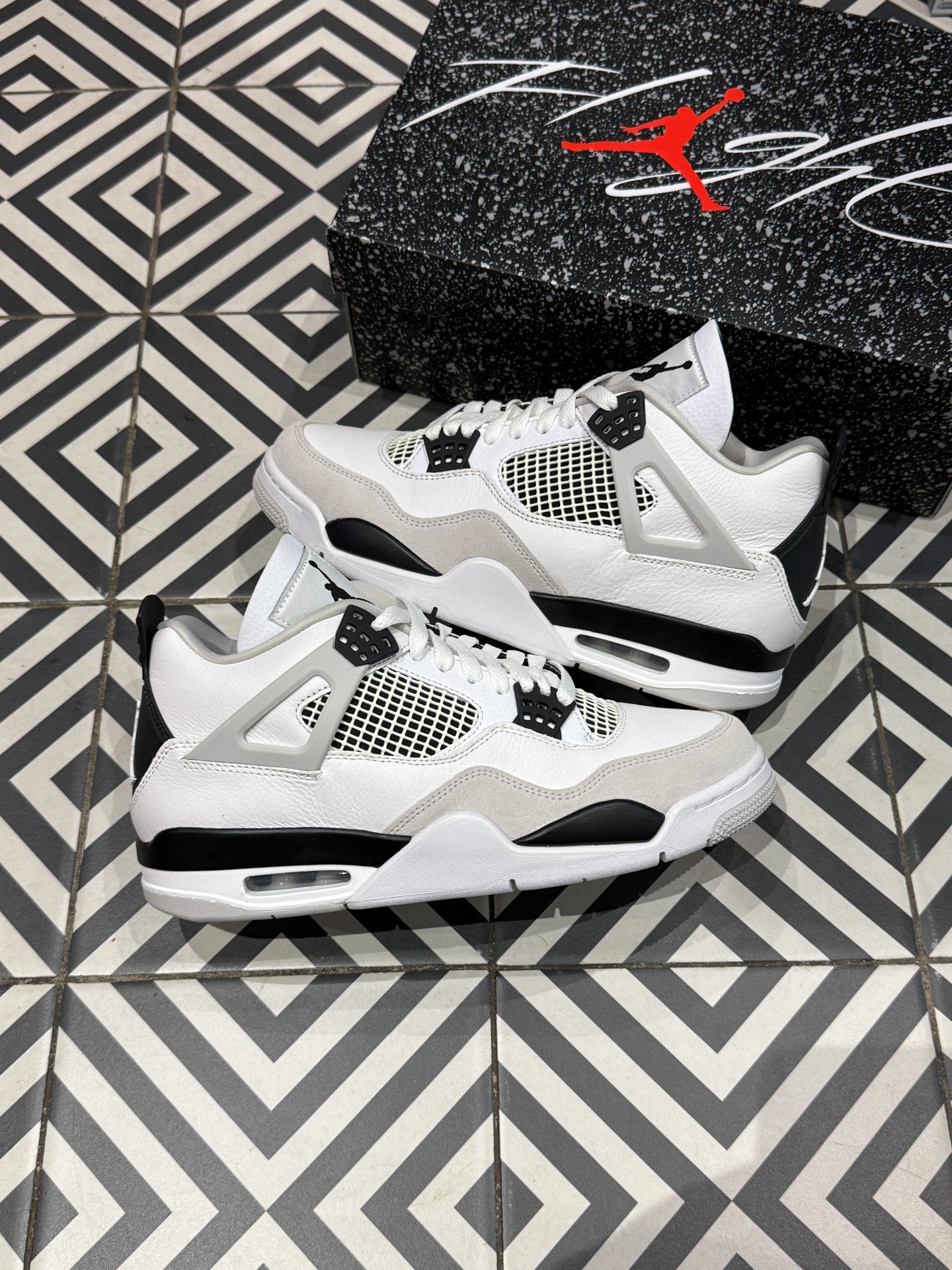 Jordan 4 Military Black (Taille 41)