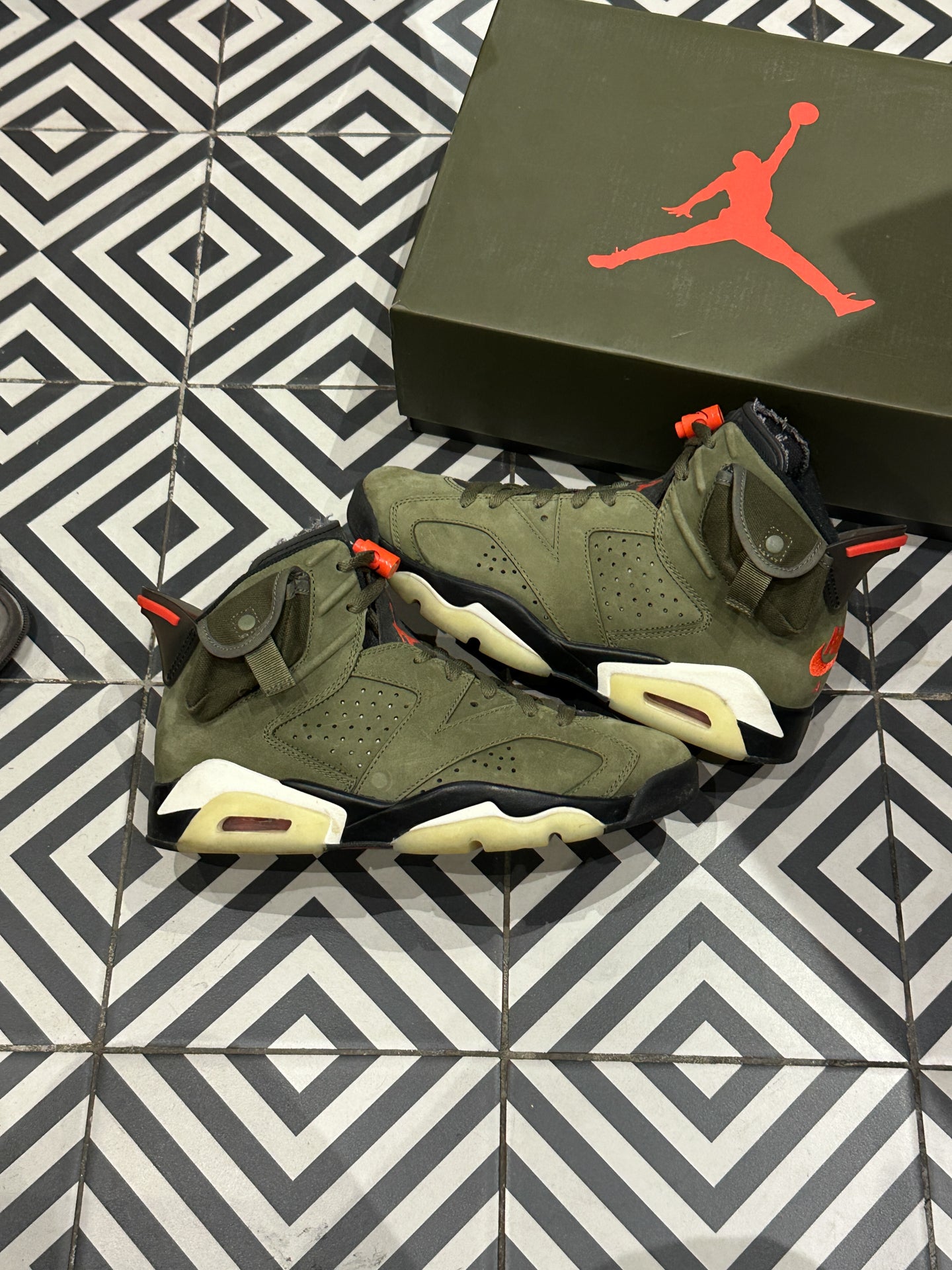 Jordan 6 Travis Scott Olive (Taille 40)