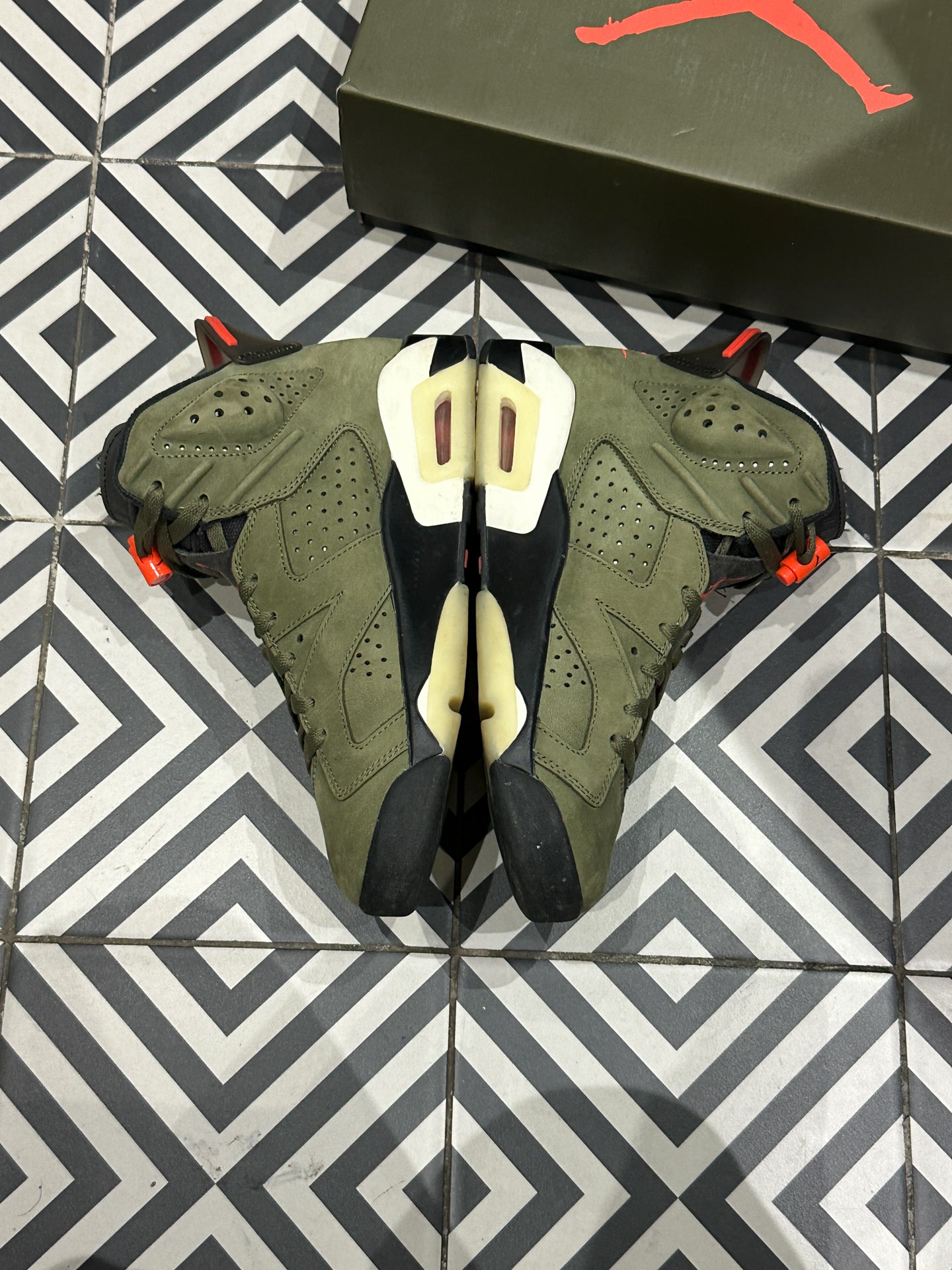 Jordan 6 Travis Scott Olive (Taille 40)