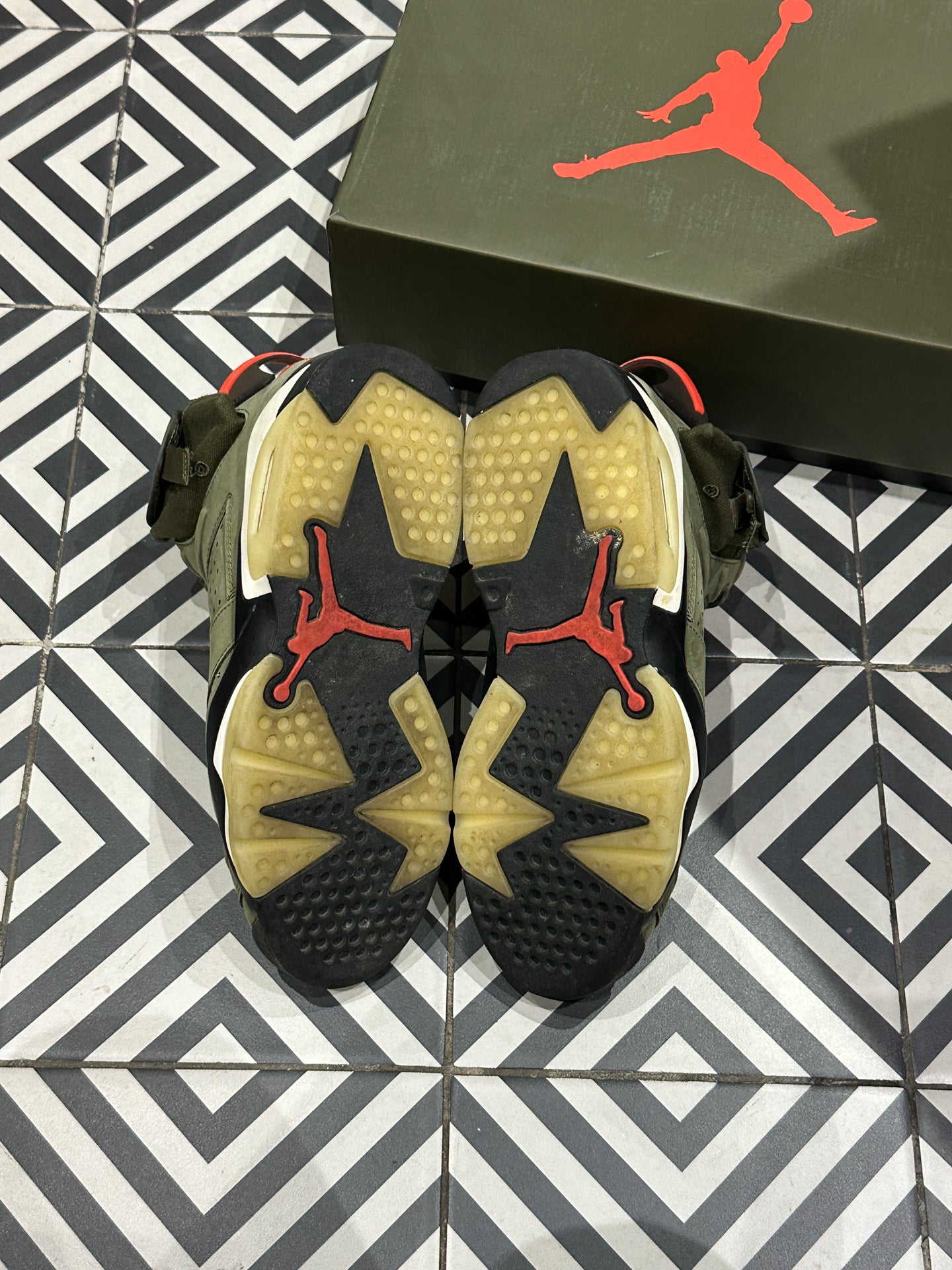 Jordan 6 Travis Scott Olive (Taille 40)