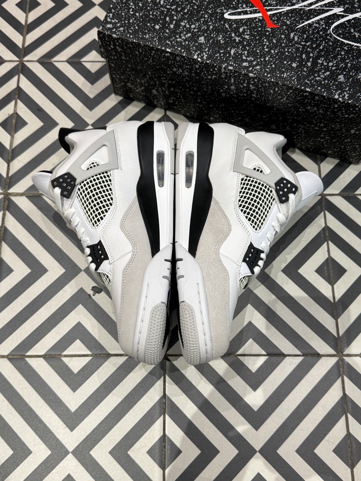 Jordan 4 Military Black (Taille 41)
