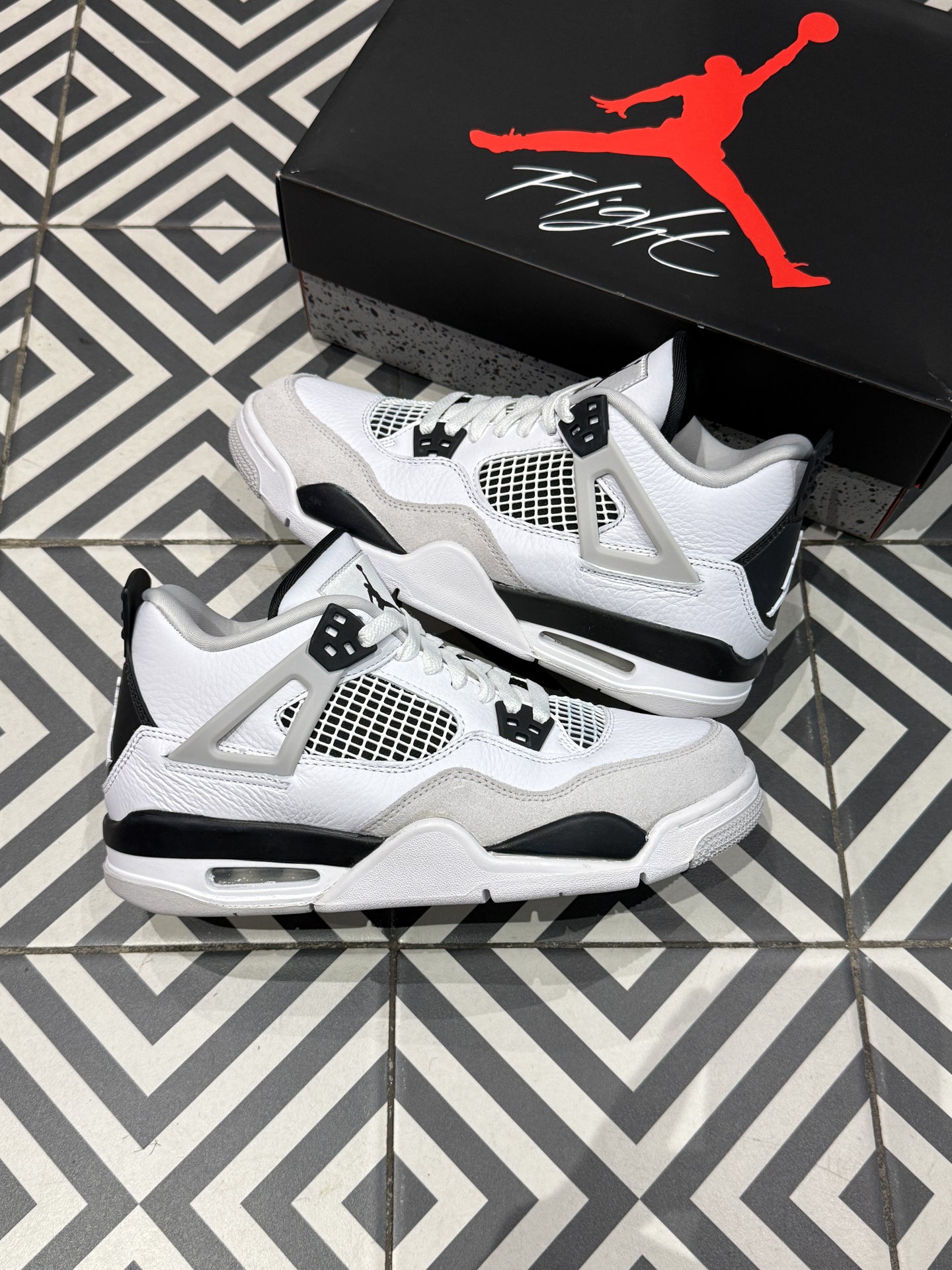 Jordan 4 Military Black GS (Taille 37,5)