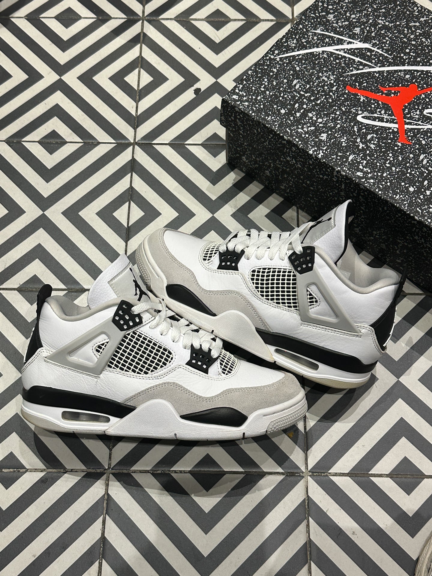 Jordan 4 Military Black (Taille 41)