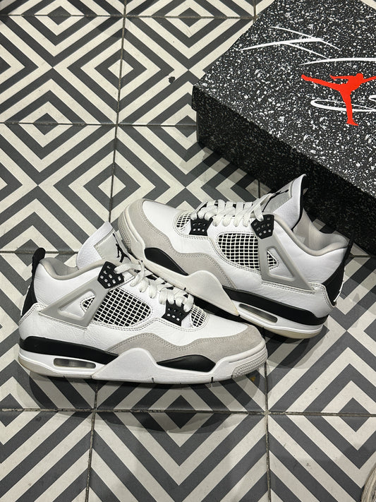 Jordan 4 Military Black (Taille 41)