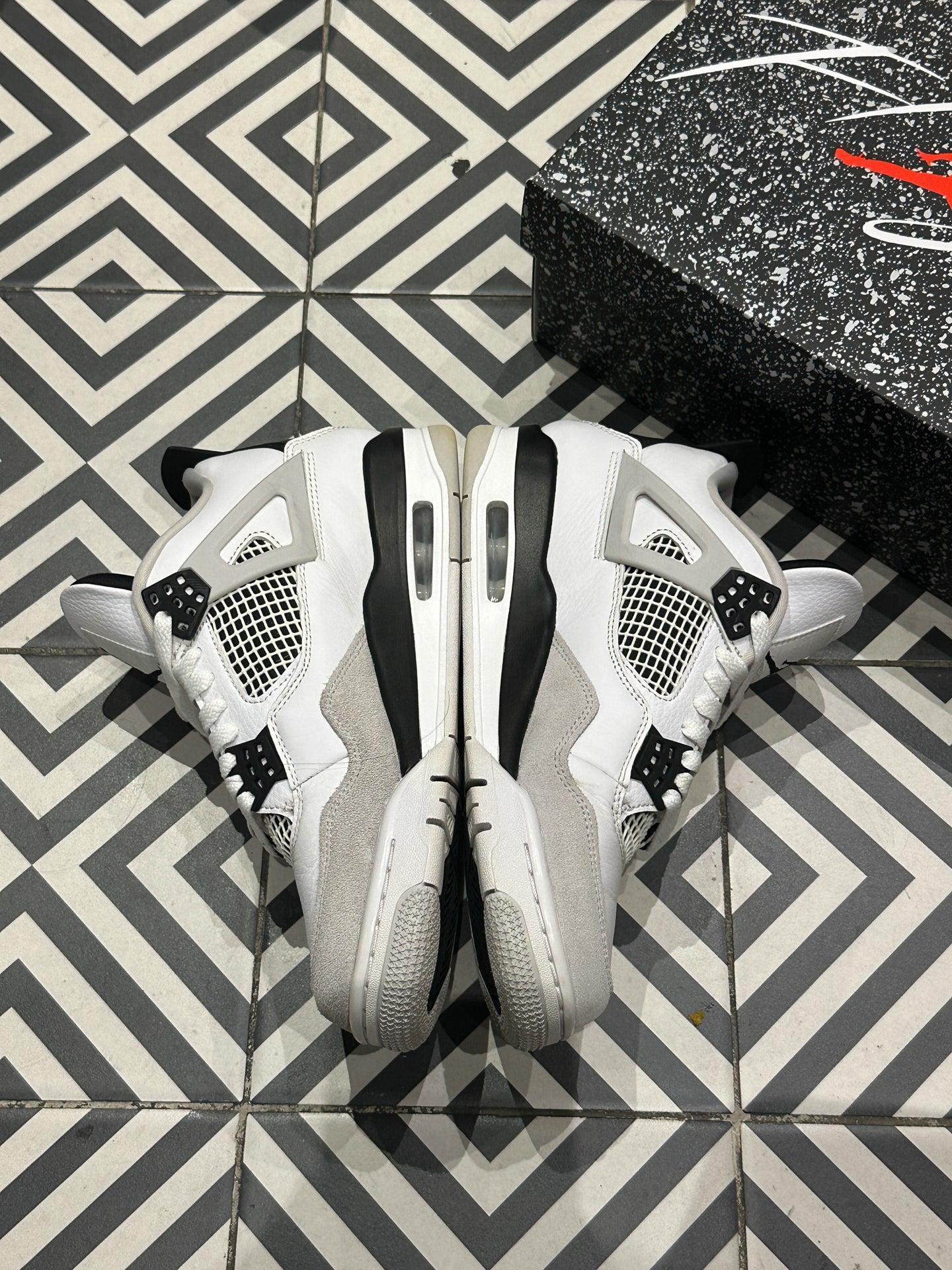 Jordan 4 Military Black (Taille 41)