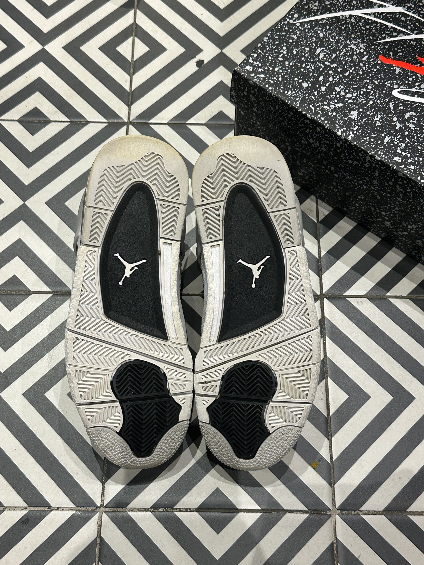 Jordan 4 Military Black (Taille 41)