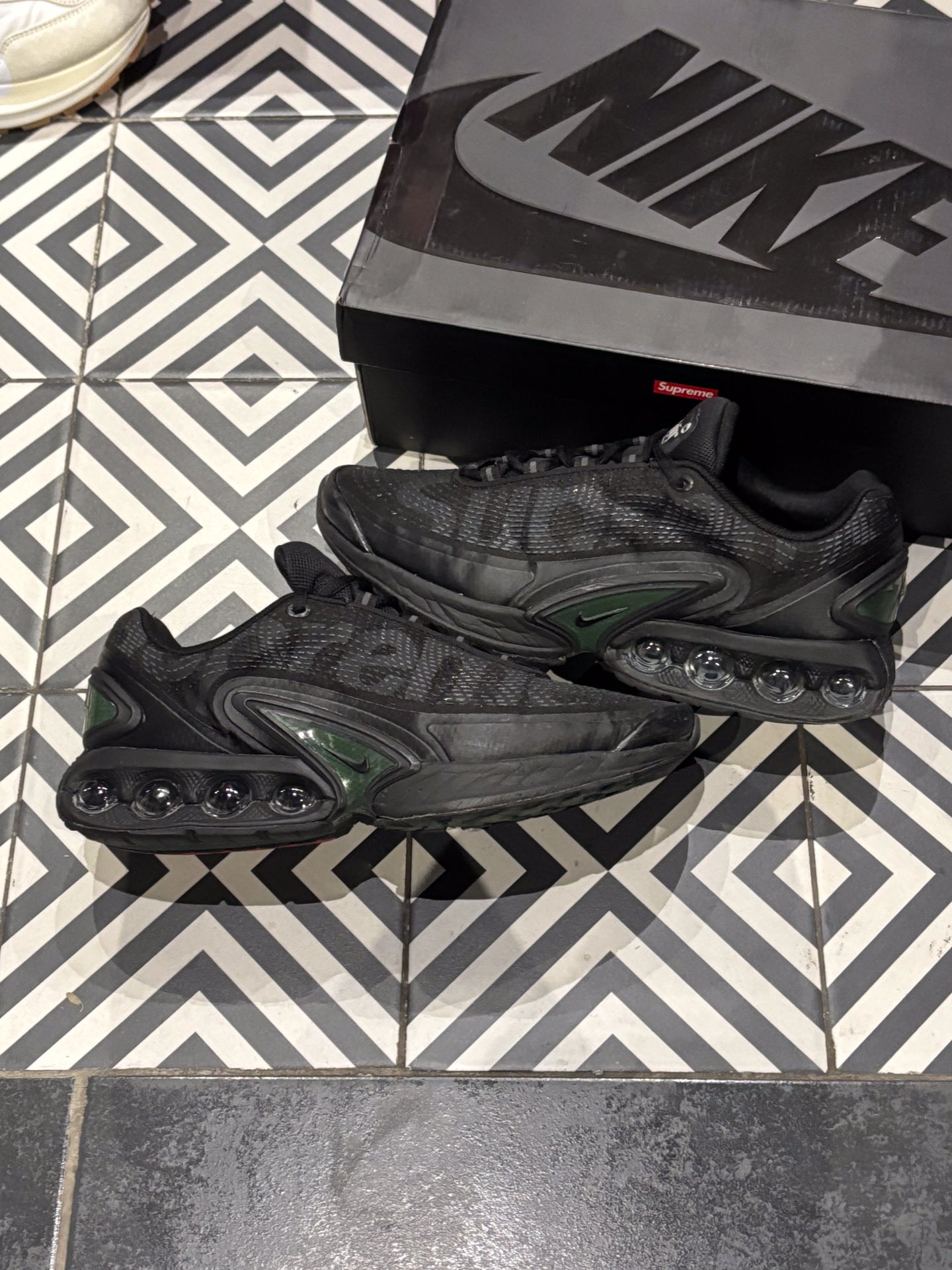 Air max DN Supreme Black (Taille 44)
