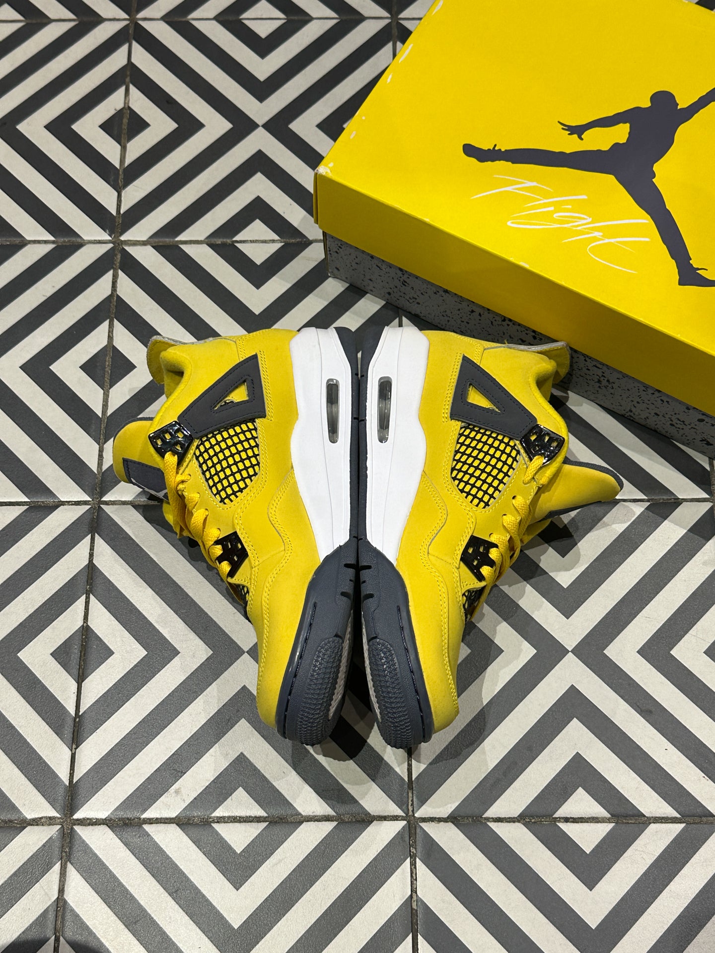 Jordan 4 Lightning GS (Taille 40)